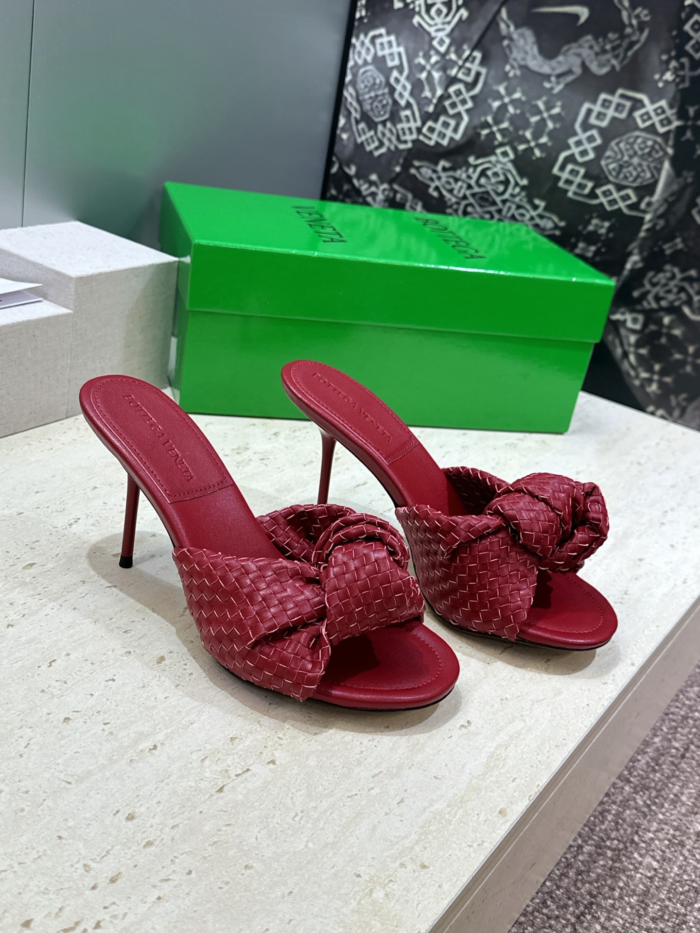 Bottega Veneta 葆蝶家2026春夏新款果冻色高跟编织沙滩女鞋 BV字母logo平底圆头露趾