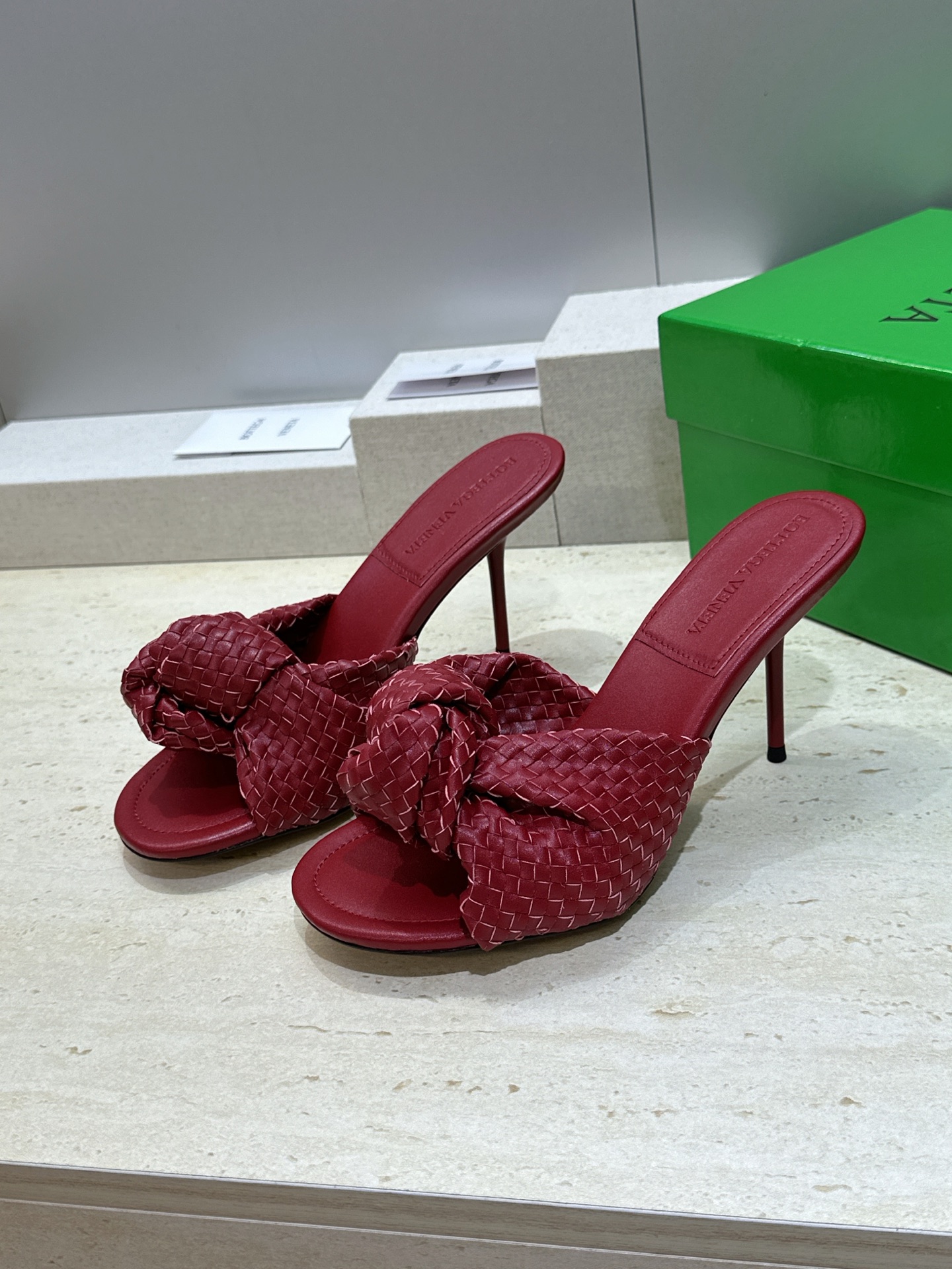 Bottega Veneta 葆蝶家2026春夏新款果冻色高跟编织沙滩女鞋 BV字母logo平底圆头露趾