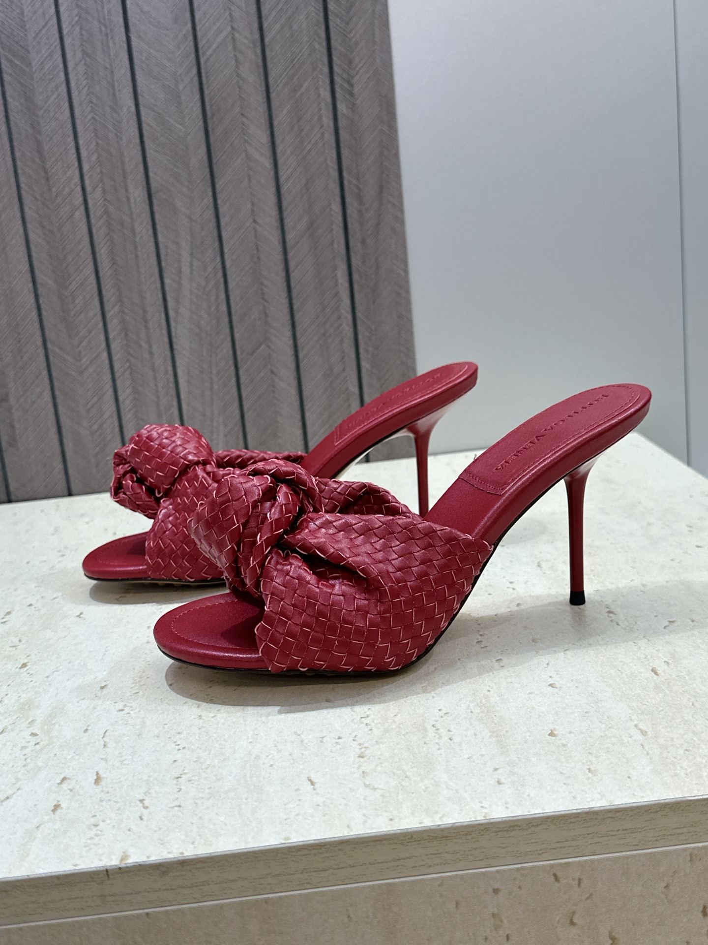 Bottega Veneta 葆蝶家2026春夏新款果冻色高跟编织沙滩女鞋 BV字母logo平底圆头露趾