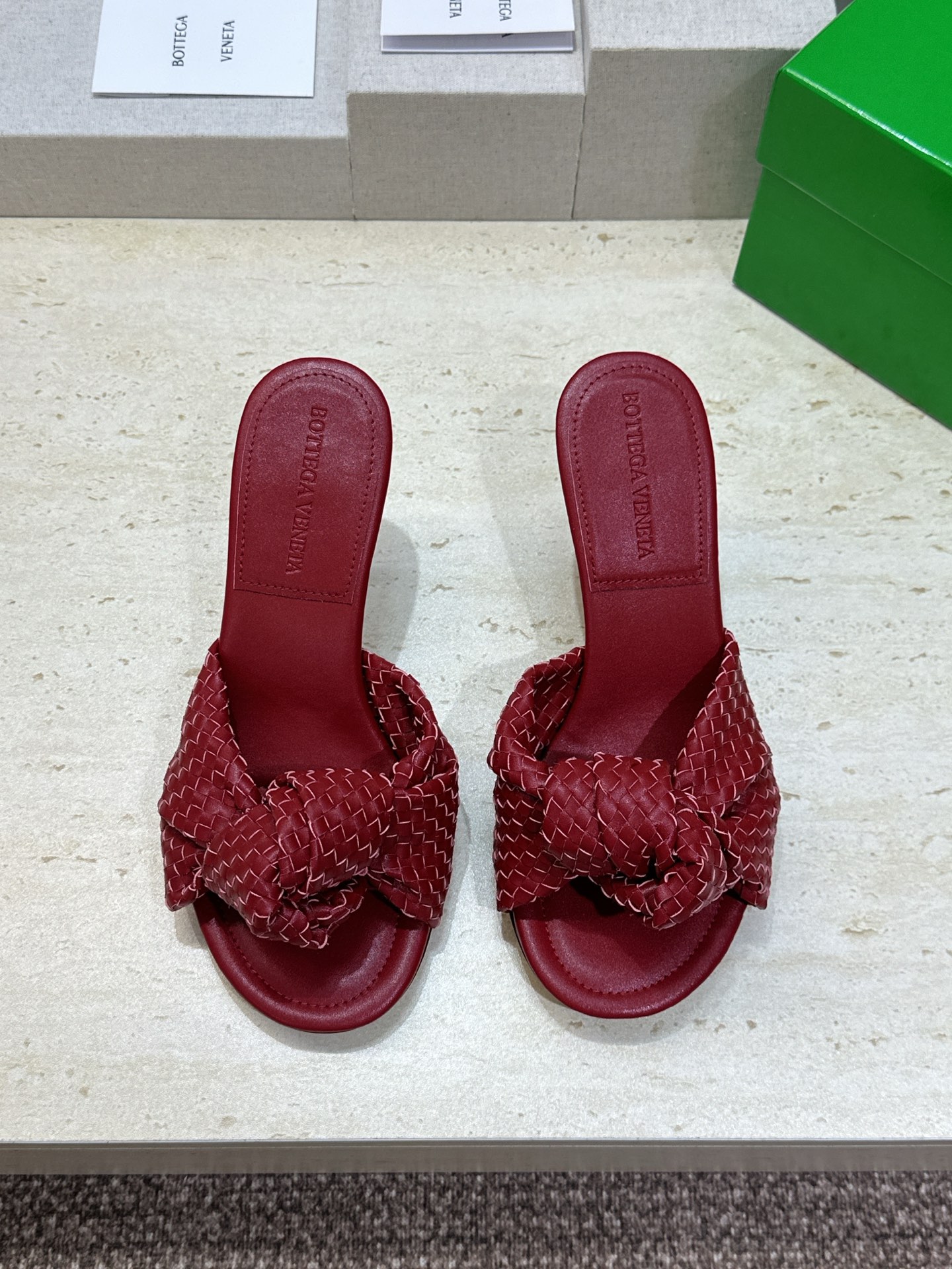 Bottega Veneta 葆蝶家2026春夏新款果冻色高跟编织沙滩女鞋 BV字母logo平底圆头露趾