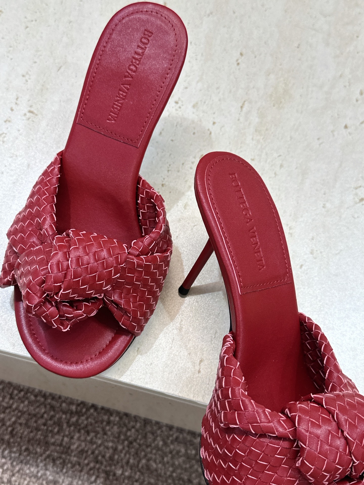 Bottega Veneta 葆蝶家2026春夏新款果冻色高跟编织沙滩女鞋 BV字母logo平底圆头露趾