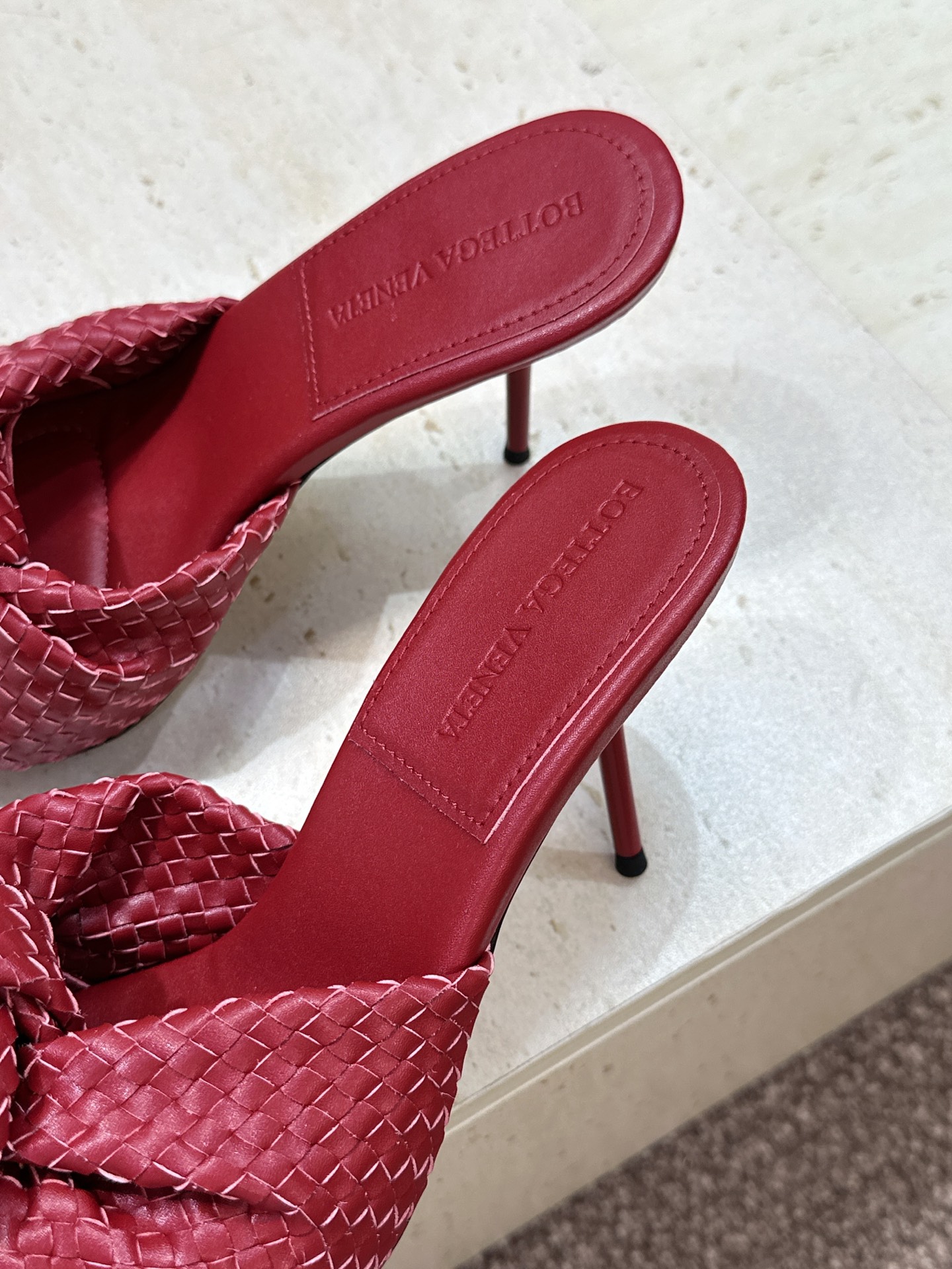 Bottega Veneta 葆蝶家2026春夏新款果冻色高跟编织沙滩女鞋 BV字母logo平底圆头露趾