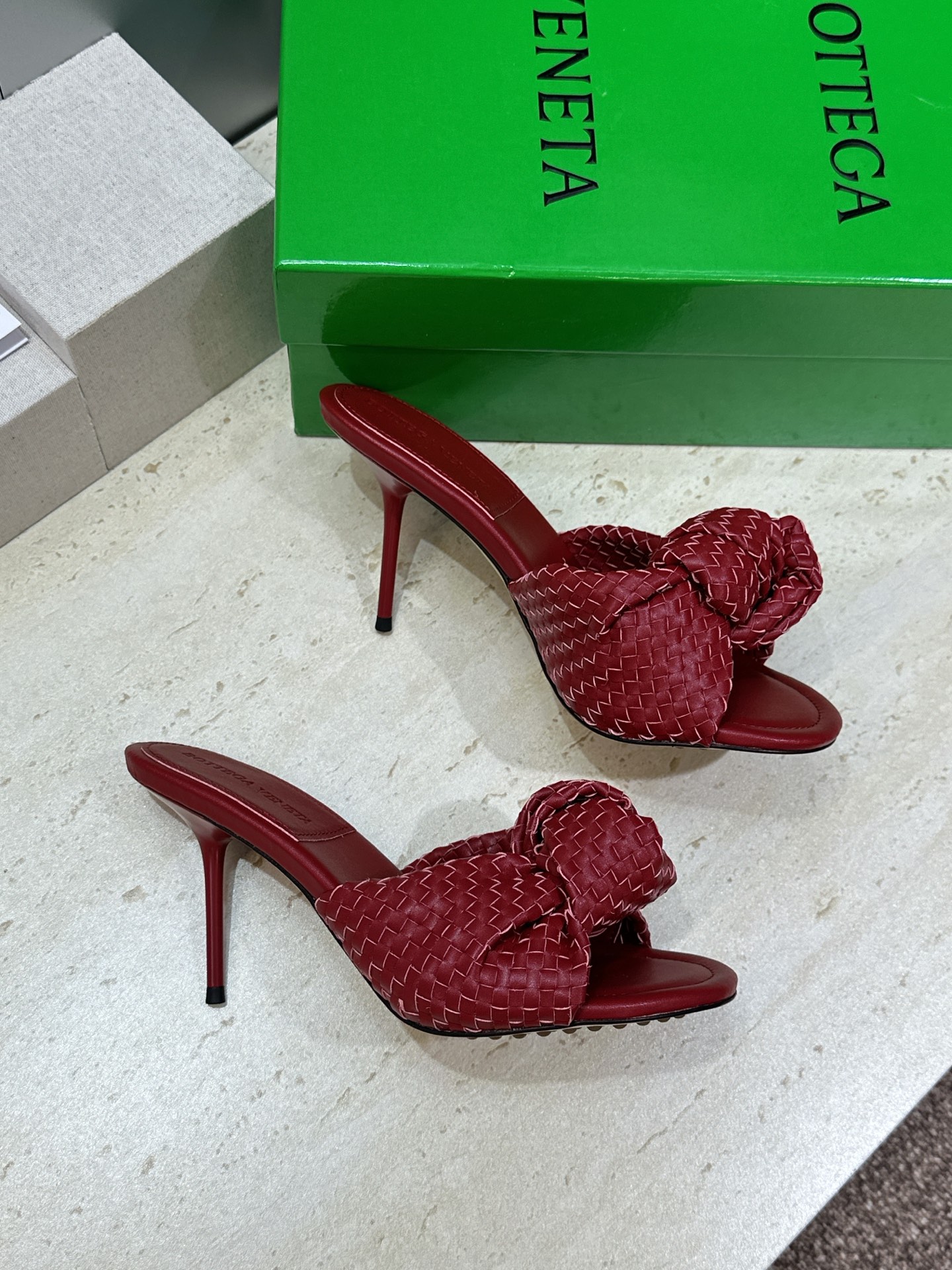 Bottega Veneta 葆蝶家2026春夏新款果冻色高跟编织沙滩女鞋 BV字母logo平底圆头露趾