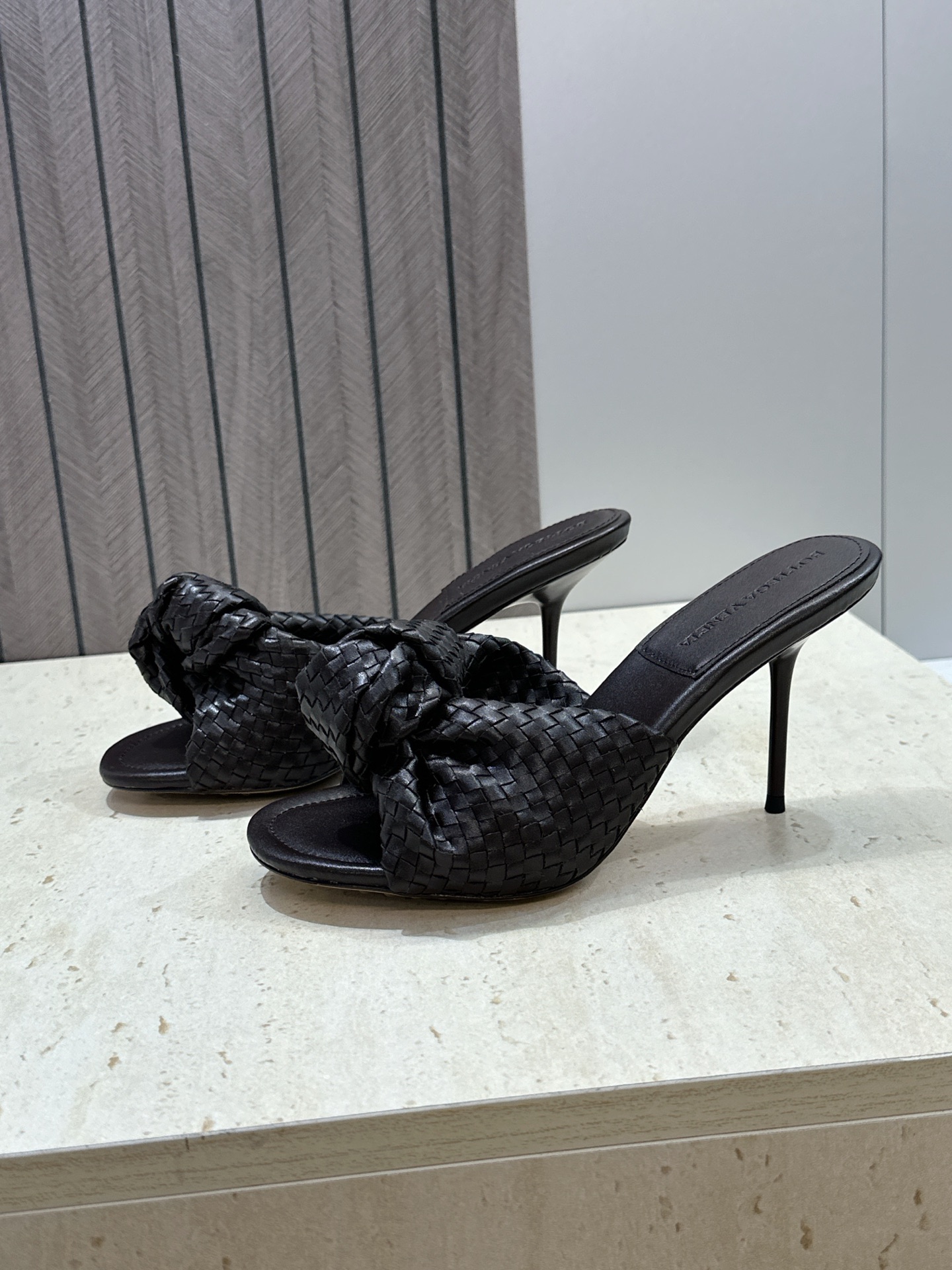 Bottega Veneta 葆蝶家2026春夏新款果冻色高跟编织沙滩女鞋 BV字母logo平底圆头露趾