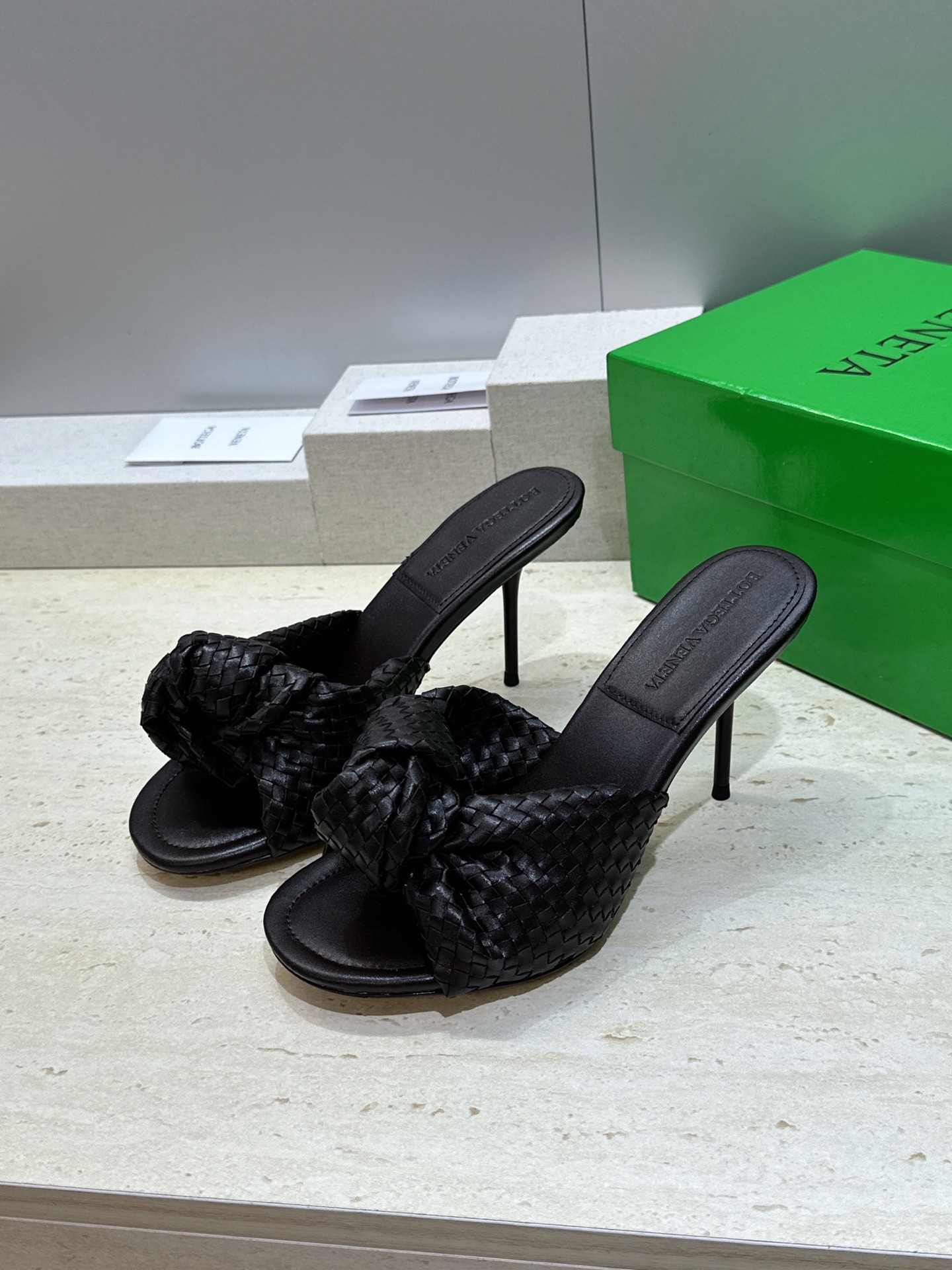 Bottega Veneta 葆蝶家2026春夏新款果冻色高跟编织沙滩女鞋 BV字母logo平底圆头露趾