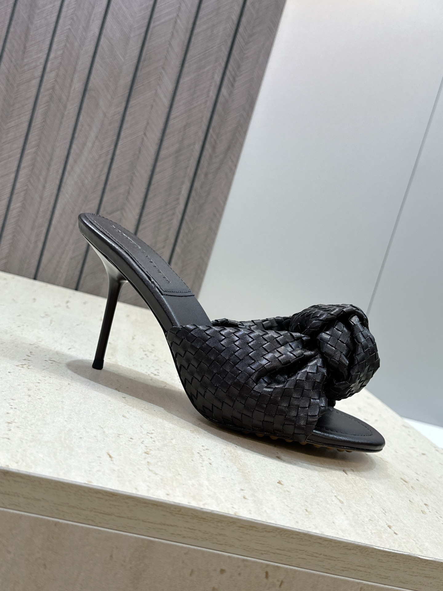 Bottega Veneta 葆蝶家2026春夏新款果冻色高跟编织沙滩女鞋 BV字母logo平底圆头露趾