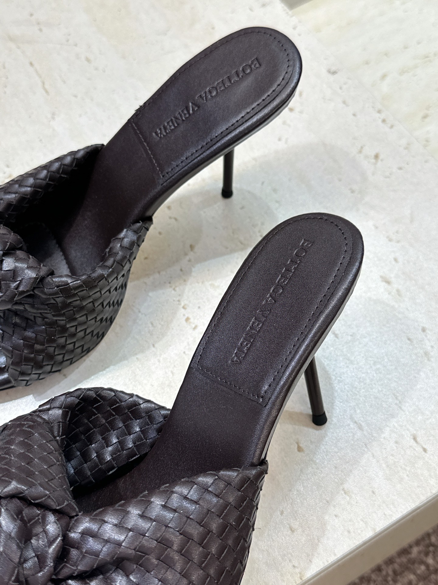 Bottega Veneta 葆蝶家2026春夏新款果冻色高跟编织沙滩女鞋 BV字母logo平底圆头露趾