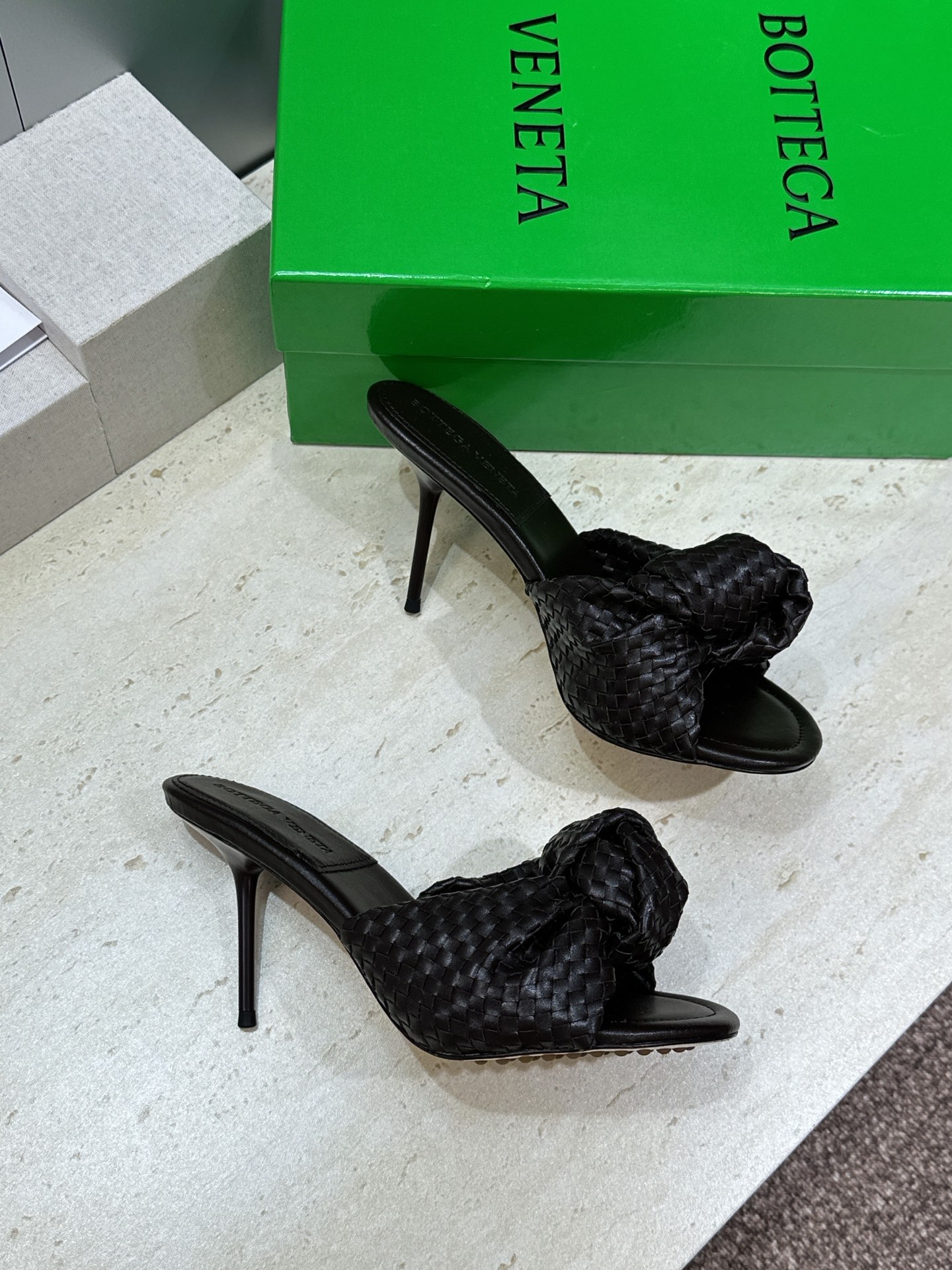 Bottega Veneta 葆蝶家2026春夏新款果冻色高跟编织沙滩女鞋 BV字母logo平底圆头露趾