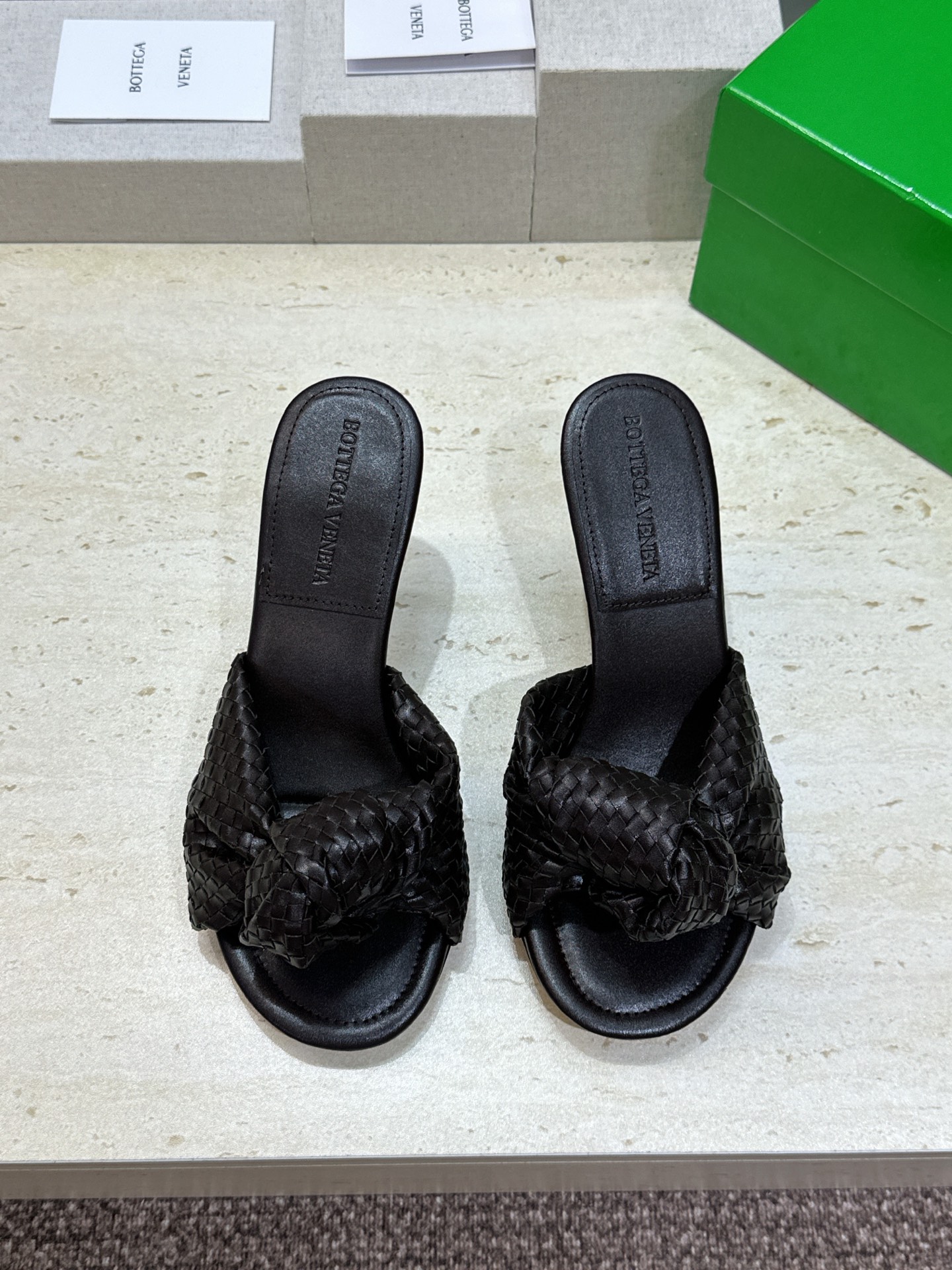 Bottega Veneta 葆蝶家2026春夏新款果冻色高跟编织沙滩女鞋 BV字母logo平底圆头露趾