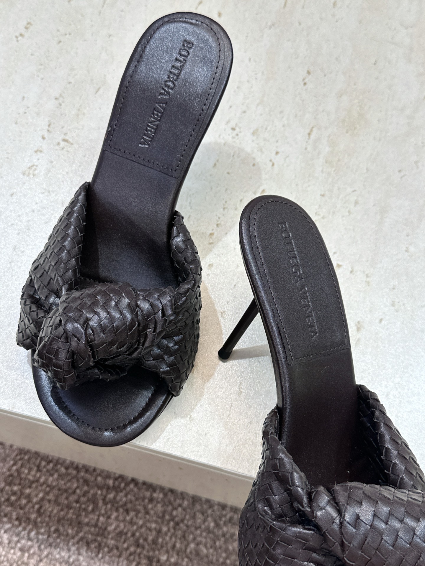 Bottega Veneta 葆蝶家2026春夏新款果冻色高跟编织沙滩女鞋 BV字母logo平底圆头露趾