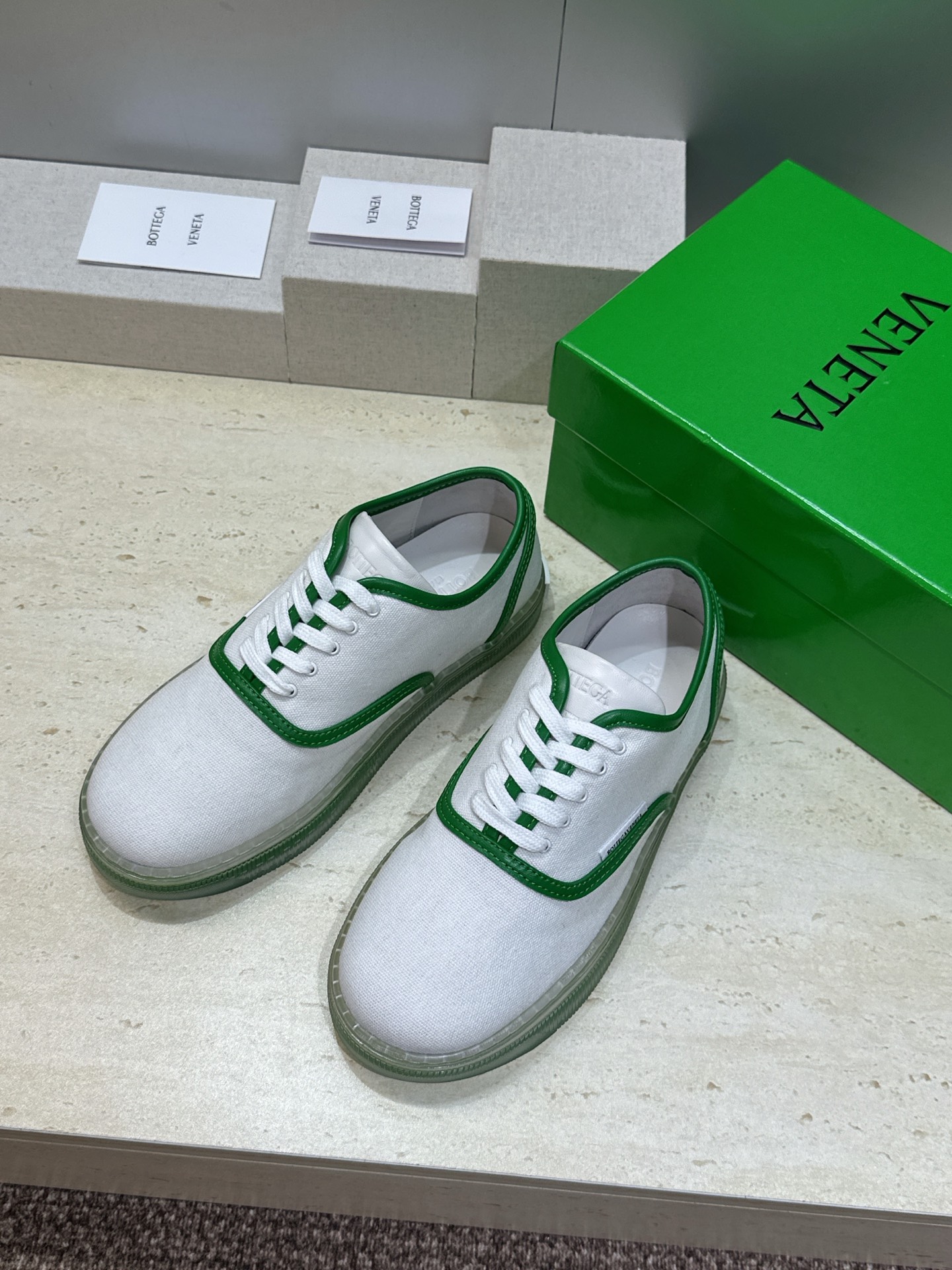 男+10Bottega Veneta 葆蝶家2026春夏情侣系列新款系带休闲运动鞋 BV字母logo平底