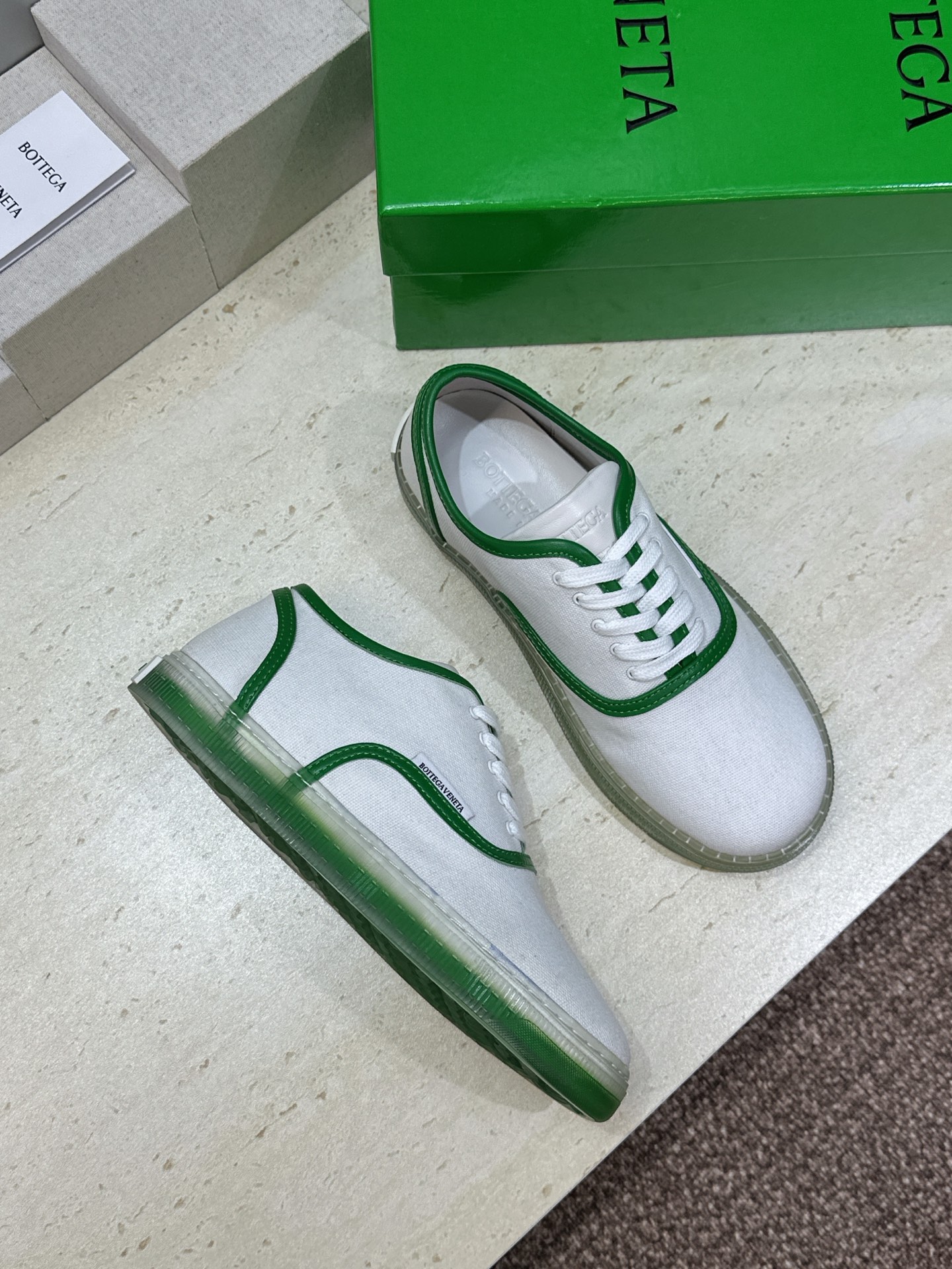 男+10Bottega Veneta 葆蝶家2026春夏情侣系列新款系带休闲运动鞋 BV字母logo平底