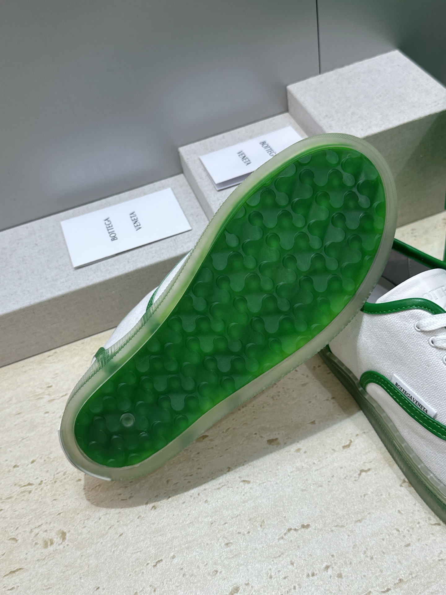 男+10Bottega Veneta 葆蝶家2026春夏情侣系列新款系带休闲运动鞋 BV字母logo平底