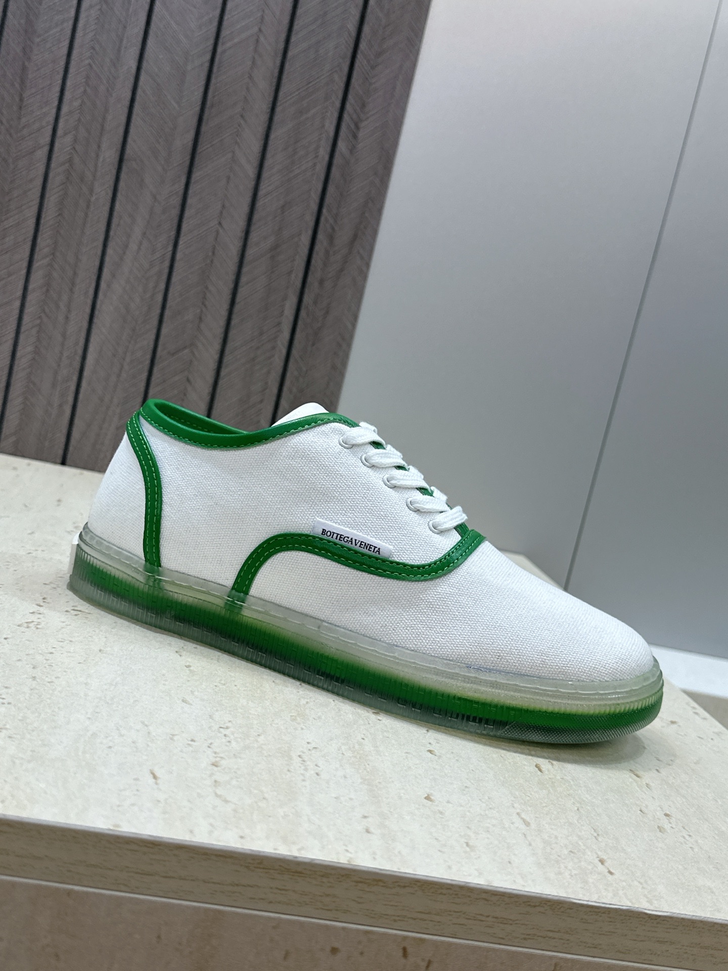 男+10Bottega Veneta 葆蝶家2026春夏情侣系列新款系带休闲运动鞋 BV字母logo平底