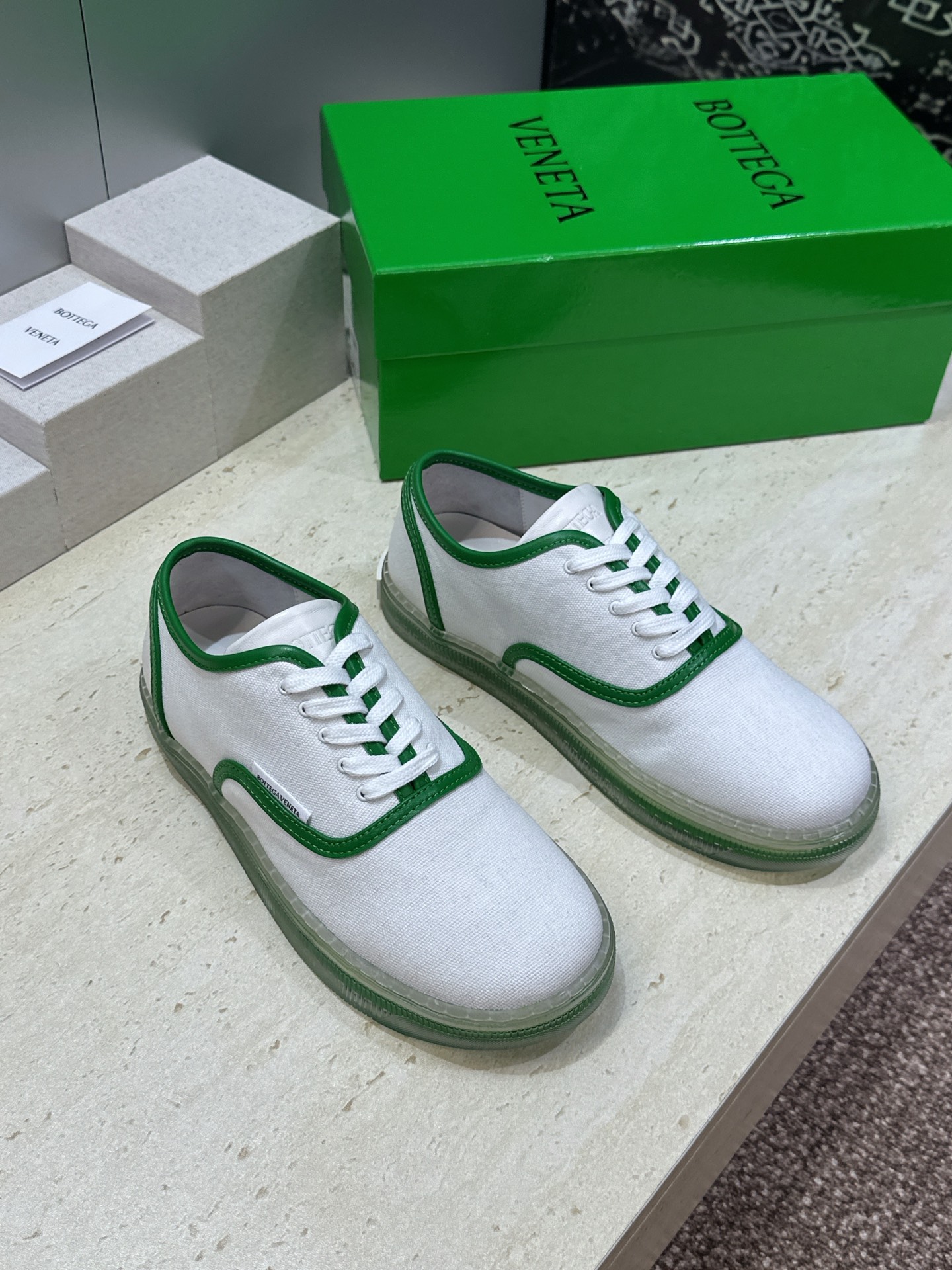 男+10Bottega Veneta 葆蝶家2026春夏情侣系列新款系带休闲运动鞋 BV字母logo平底