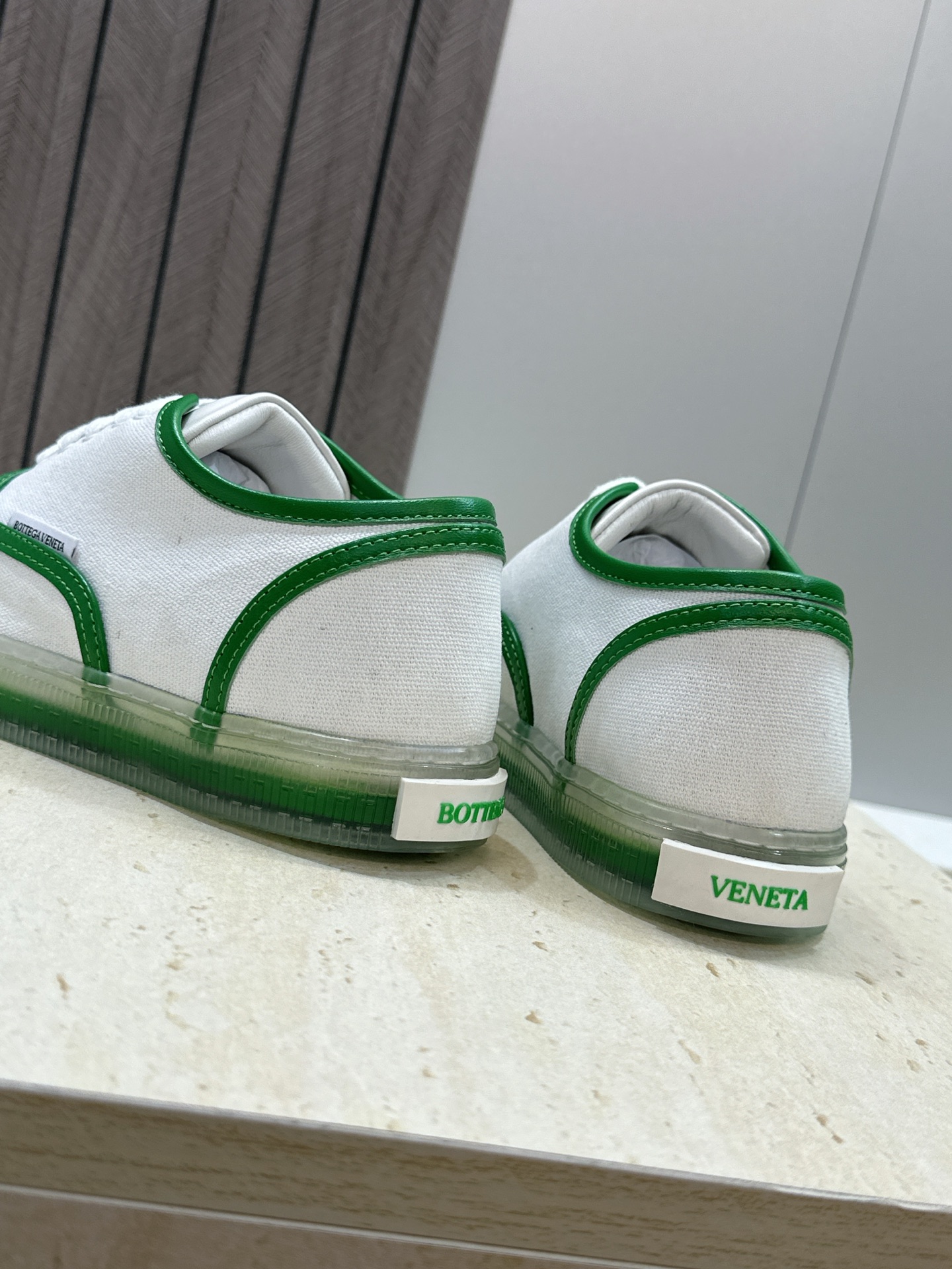 男+10Bottega Veneta 葆蝶家2026春夏情侣系列新款系带休闲运动鞋 BV字母logo平底