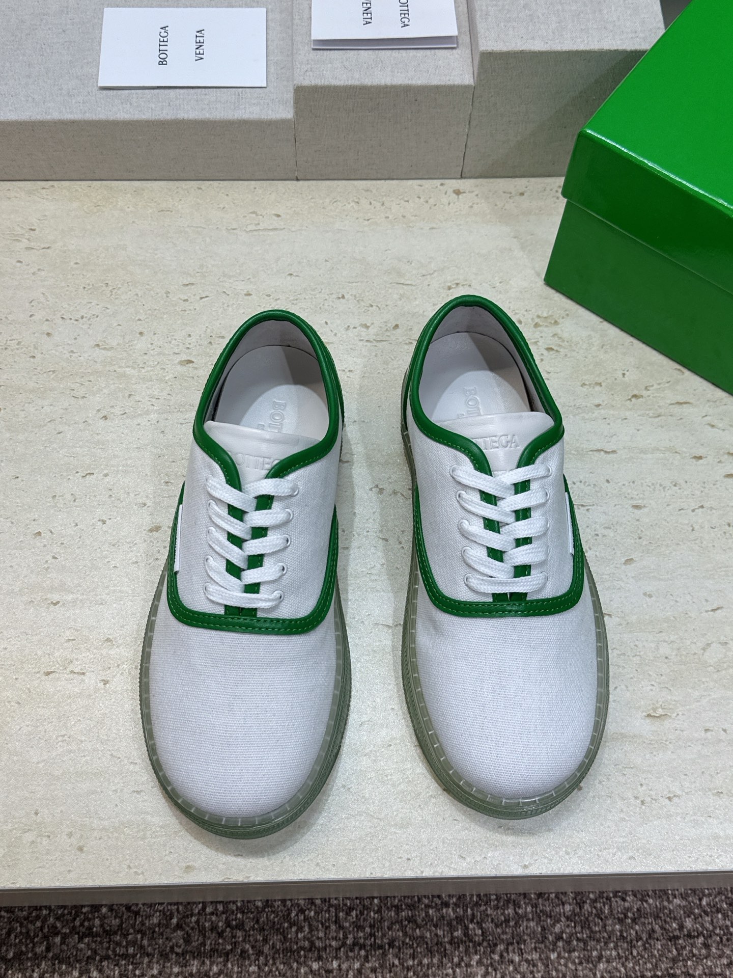 男+10Bottega Veneta 葆蝶家2026春夏情侣系列新款系带休闲运动鞋 BV字母logo平底