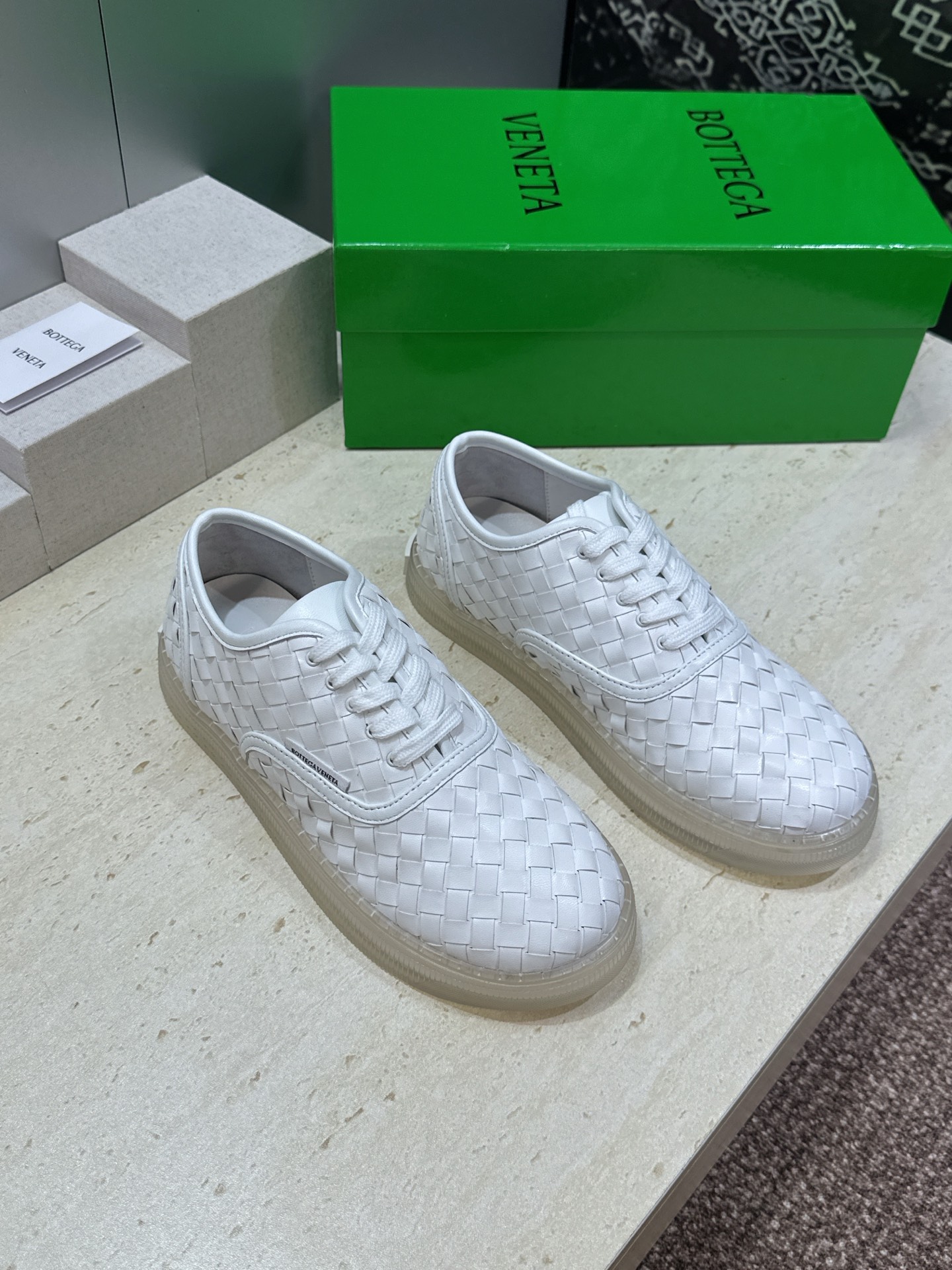 男+10Bottega Veneta 葆蝶家2026春夏情侣系列新款系带休闲运动鞋 BV字母logo平底