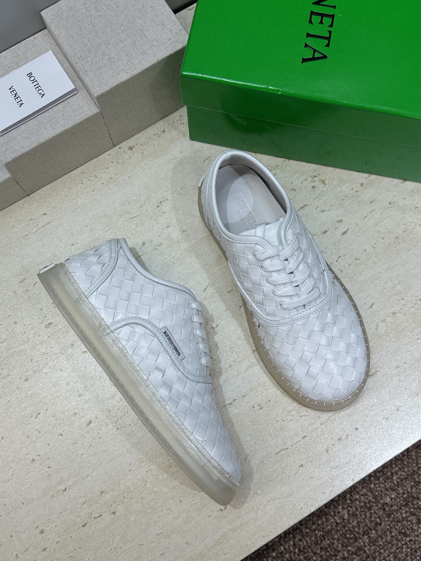 男+10Bottega Veneta 葆蝶家2026春夏情侣系列新款系带休闲运动鞋 BV字母logo平底
