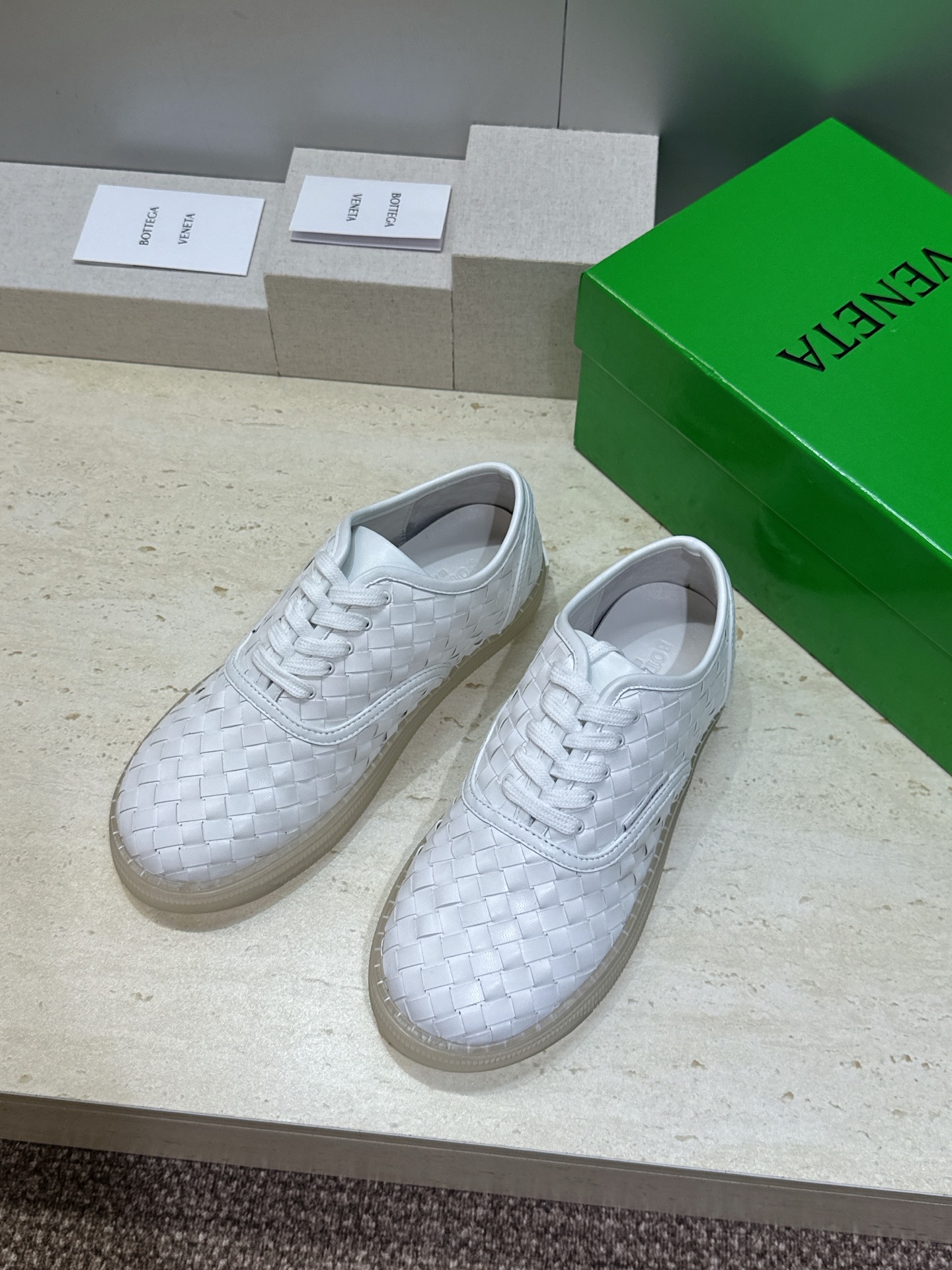 男+10Bottega Veneta 葆蝶家2026春夏情侣系列新款系带休闲运动鞋 BV字母logo平底