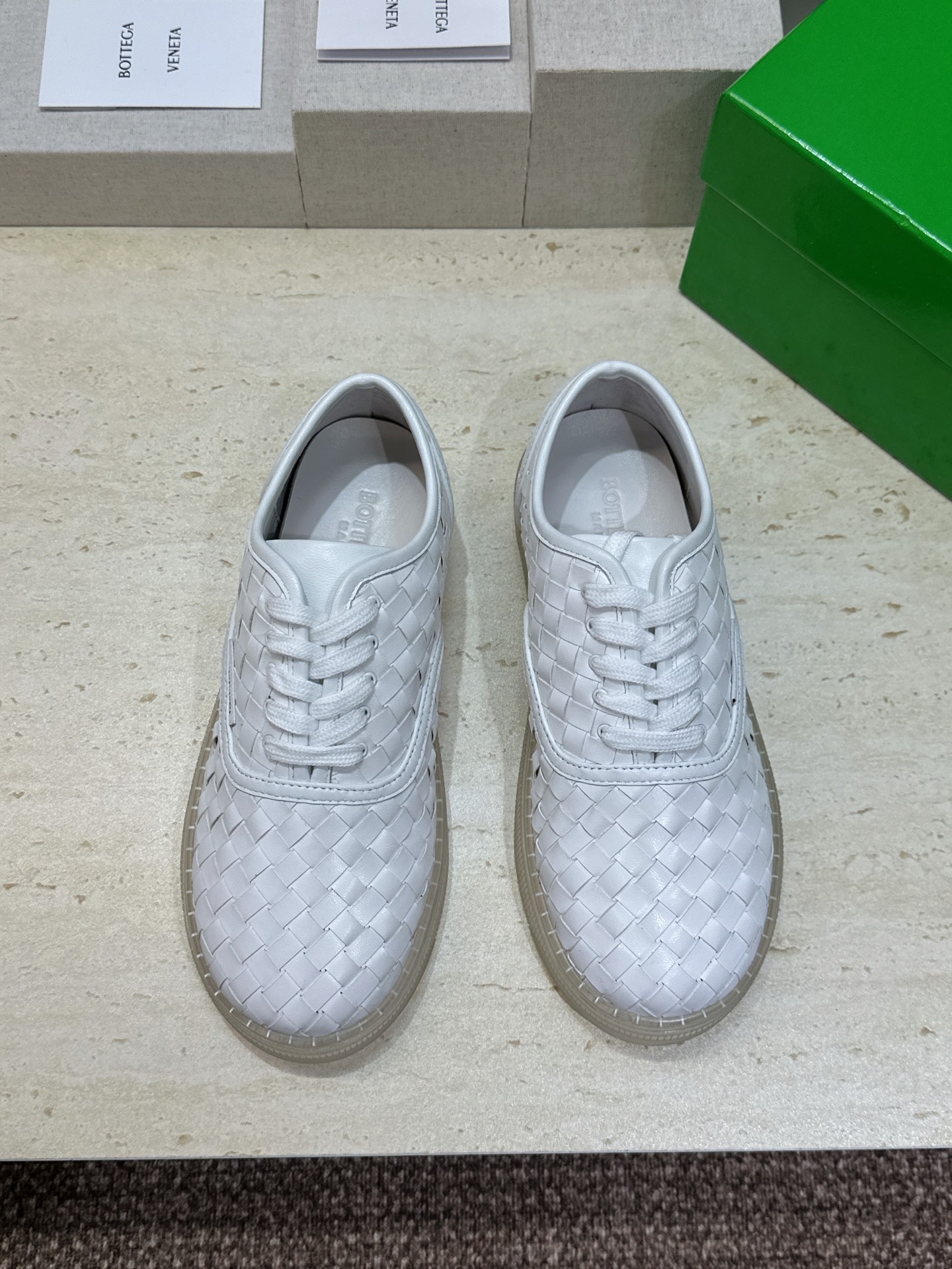 男+10Bottega Veneta 葆蝶家2026春夏情侣系列新款系带休闲运动鞋 BV字母logo平底