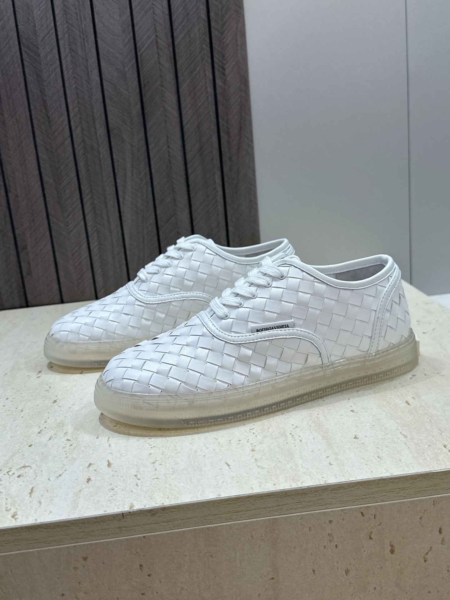 男+10Bottega Veneta 葆蝶家2026春夏情侣系列新款系带休闲运动鞋 BV字母logo平底