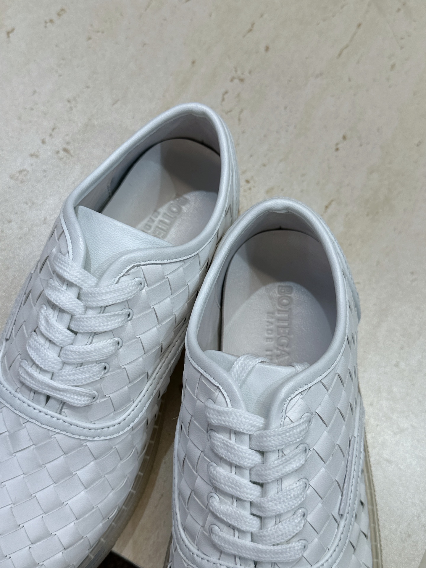男+10Bottega Veneta 葆蝶家2026春夏情侣系列新款系带休闲运动鞋 BV字母logo平底