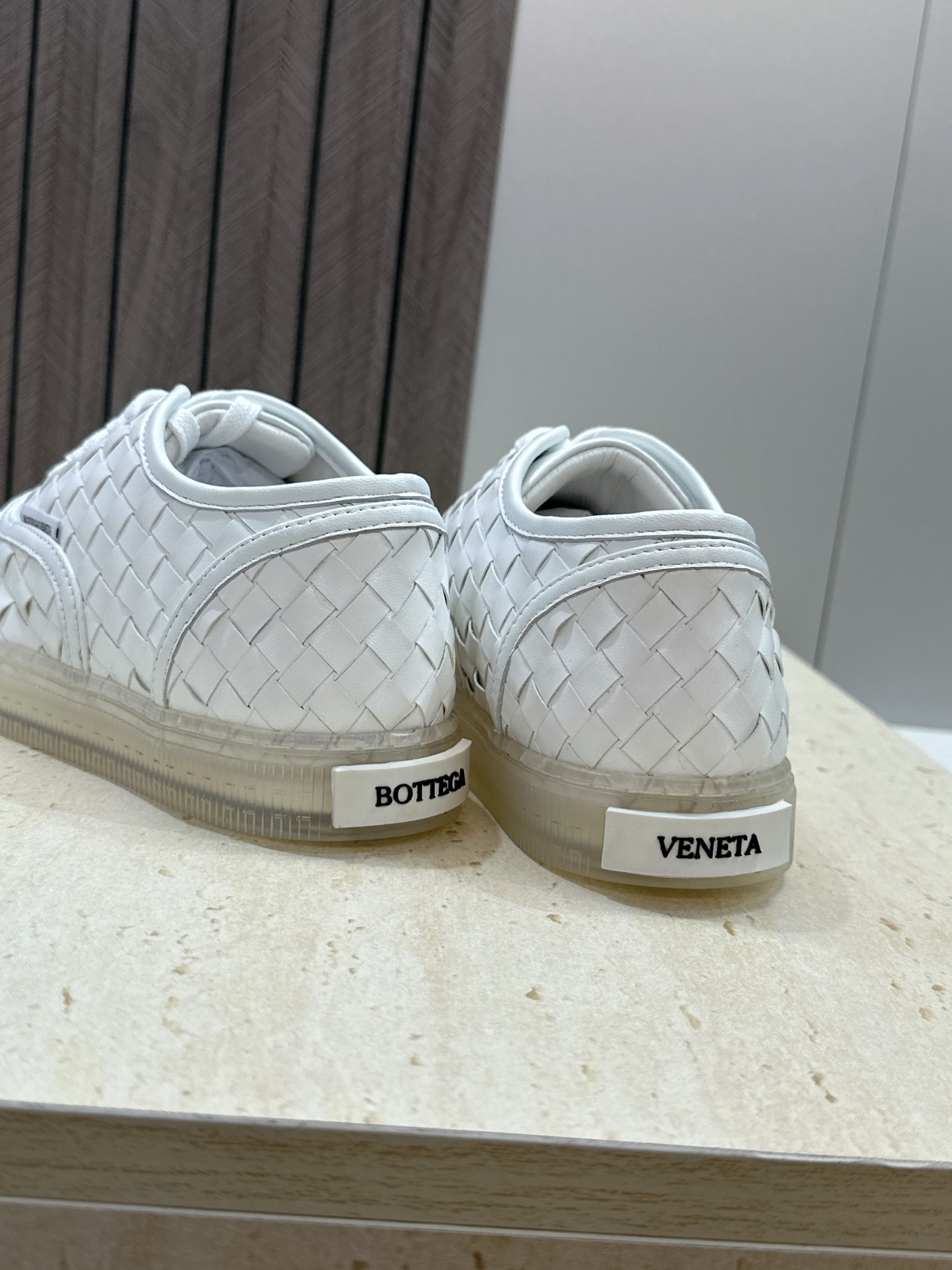 男+10Bottega Veneta 葆蝶家2026春夏情侣系列新款系带休闲运动鞋 BV字母logo平底