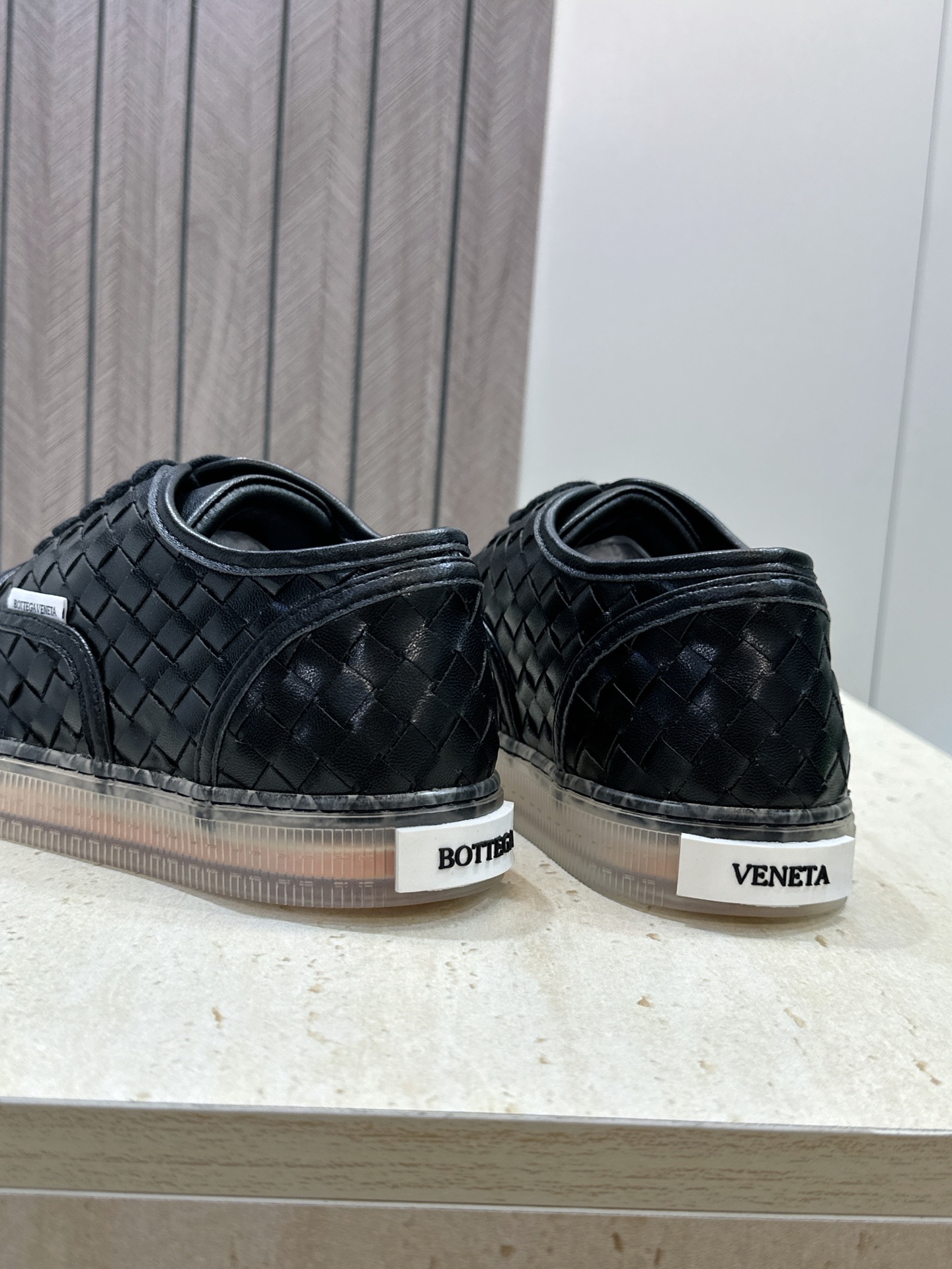 男+10Bottega Veneta 葆蝶家2026春夏情侣系列新款系带休闲运动鞋 BV字母logo平底