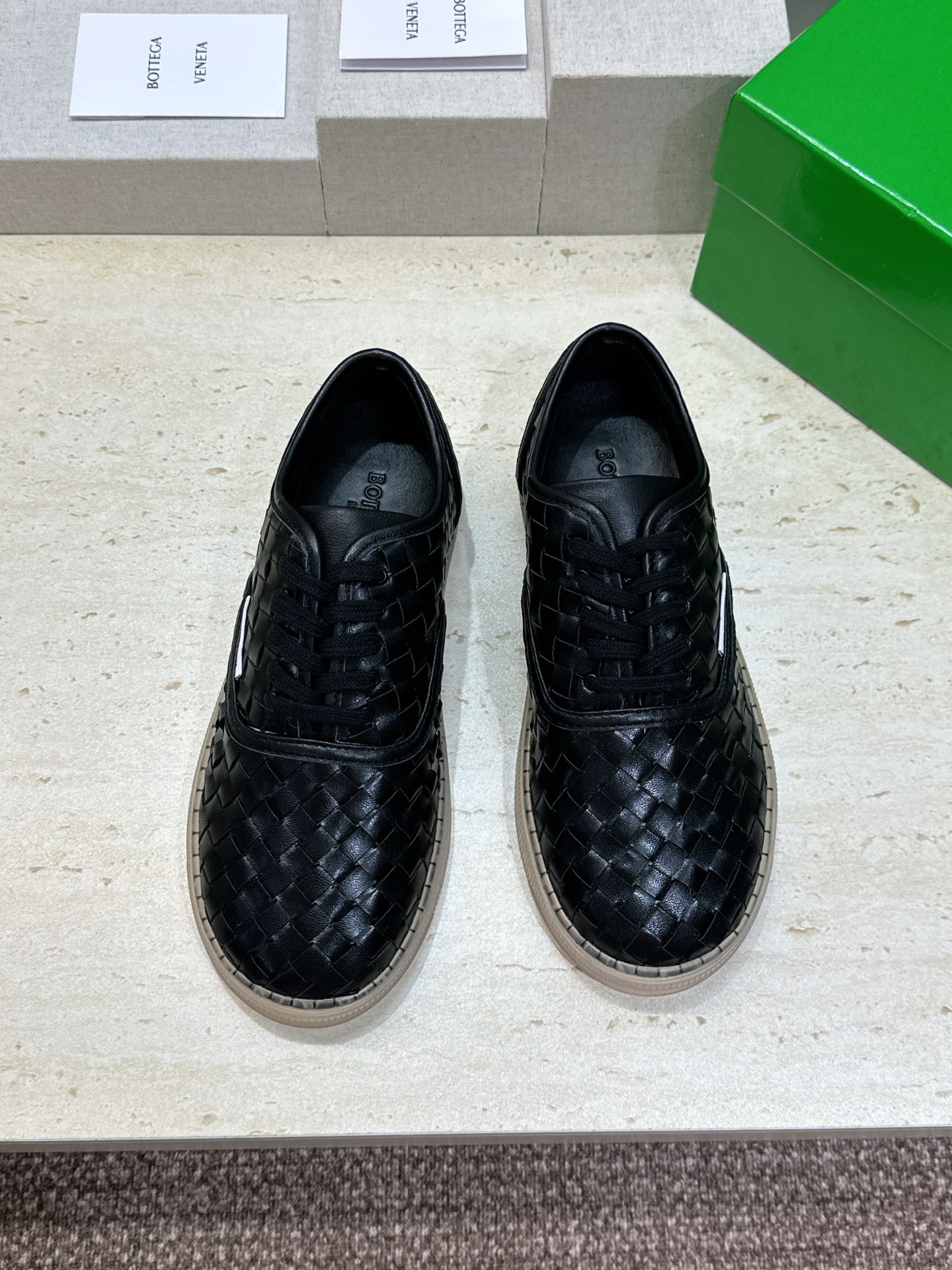 男+10Bottega Veneta 葆蝶家2026春夏情侣系列新款系带休闲运动鞋 BV字母logo平底