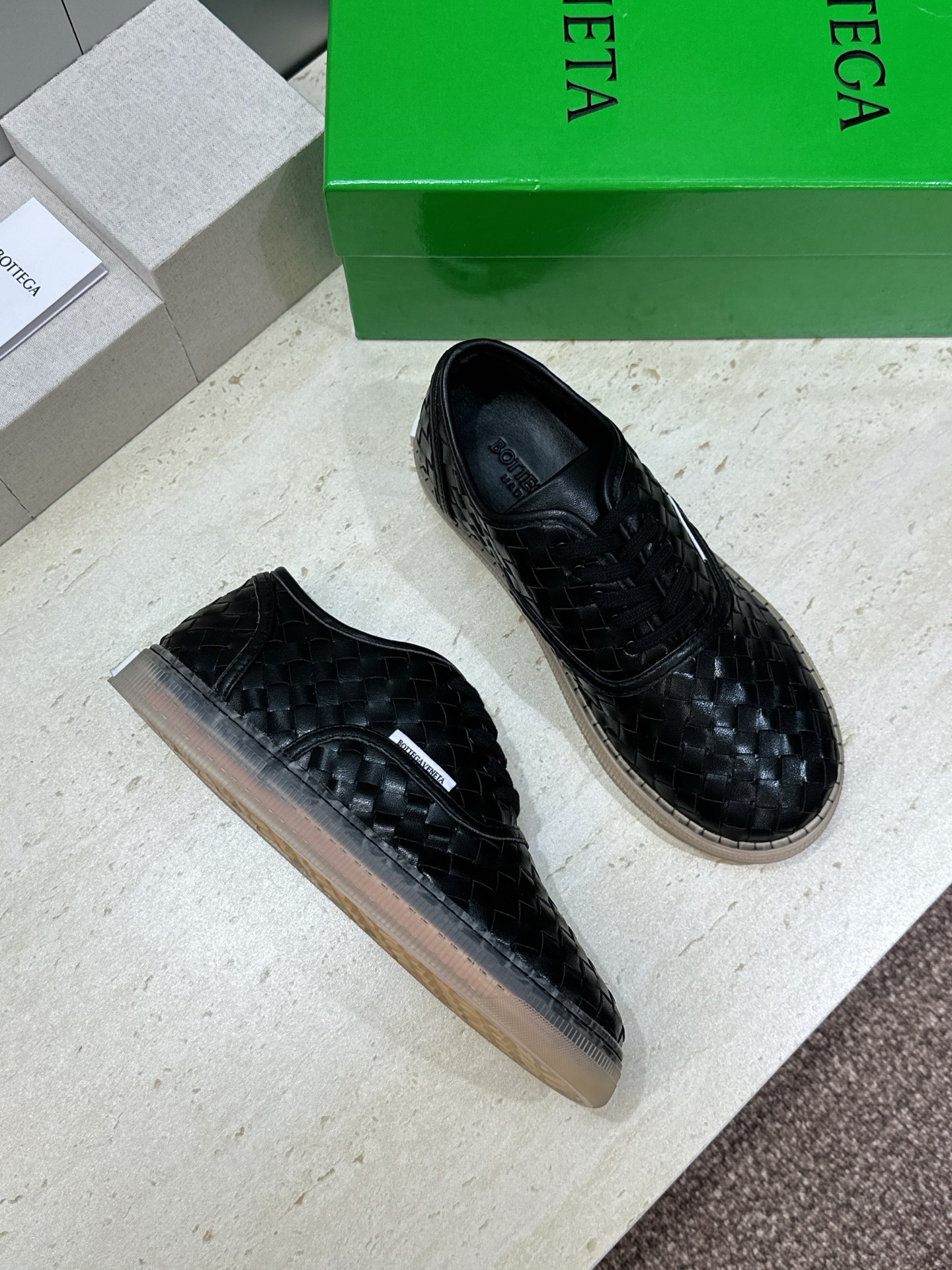男+10Bottega Veneta 葆蝶家2026春夏情侣系列新款系带休闲运动鞋 BV字母logo平底