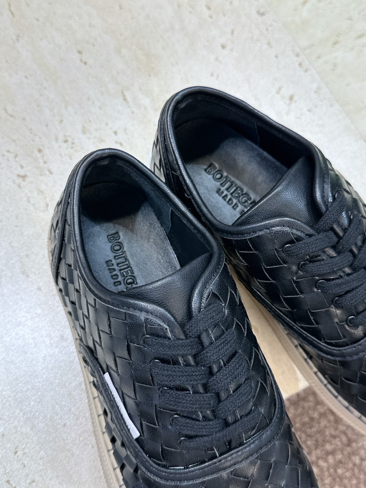 男+10Bottega Veneta 葆蝶家2026春夏情侣系列新款系带休闲运动鞋 BV字母logo平底