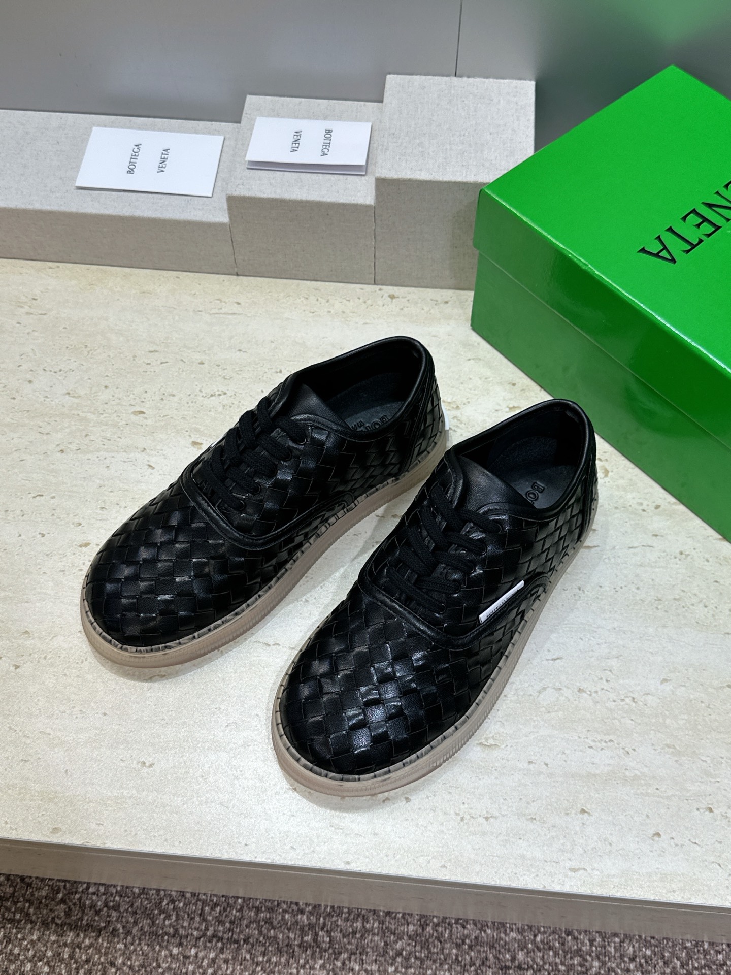 男+10Bottega Veneta 葆蝶家2026春夏情侣系列新款系带休闲运动鞋 BV字母logo平底