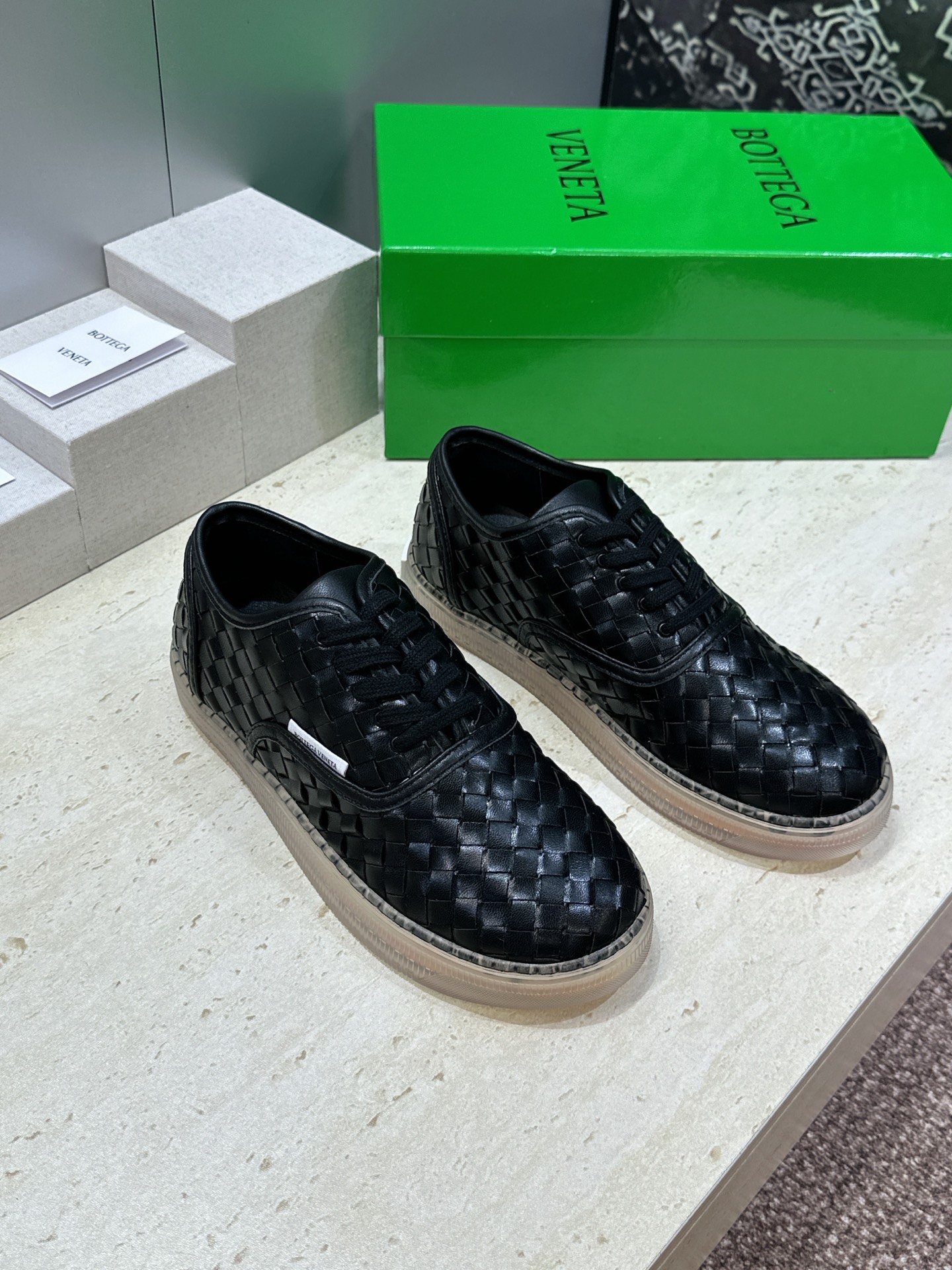 男+10Bottega Veneta 葆蝶家2026春夏情侣系列新款系带休闲运动鞋 BV字母logo平底