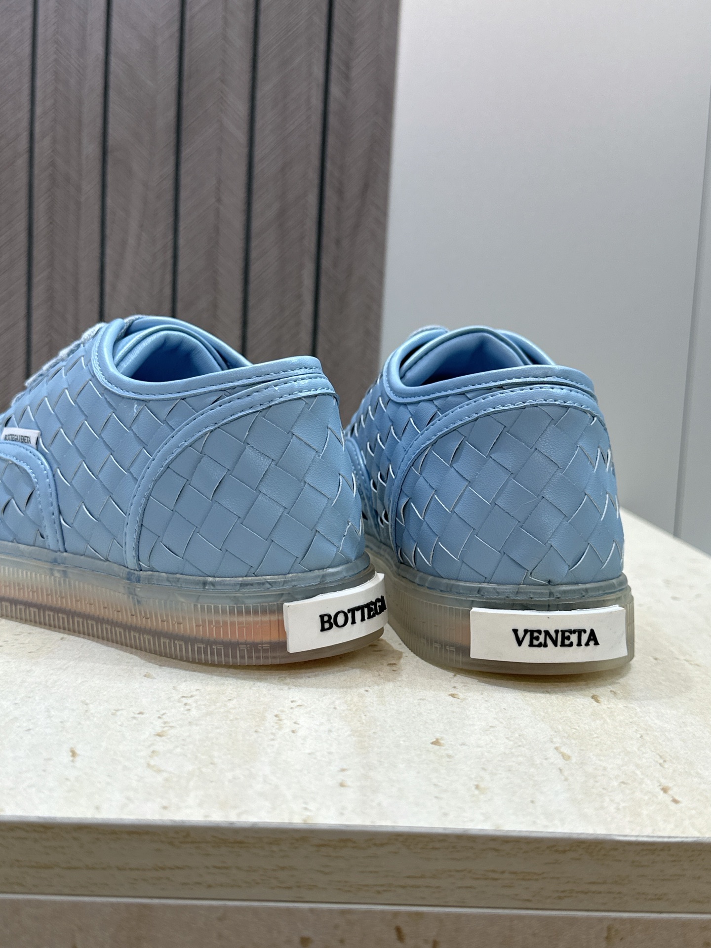 男+10Bottega Veneta 葆蝶家2026春夏情侣系列新款系带休闲运动鞋 BV字母logo平底