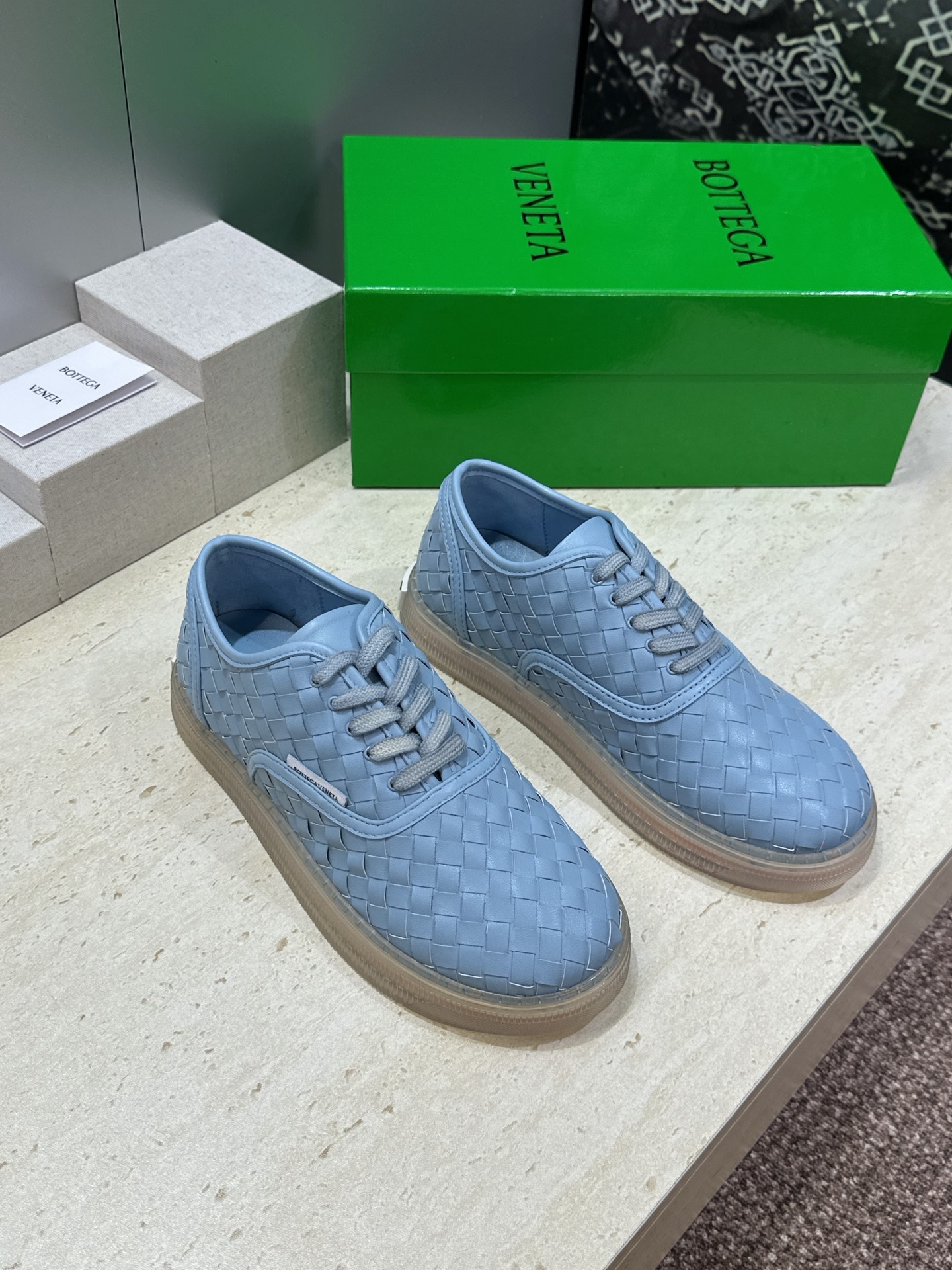 男+10Bottega Veneta 葆蝶家2026春夏情侣系列新款系带休闲运动鞋 BV字母logo平底