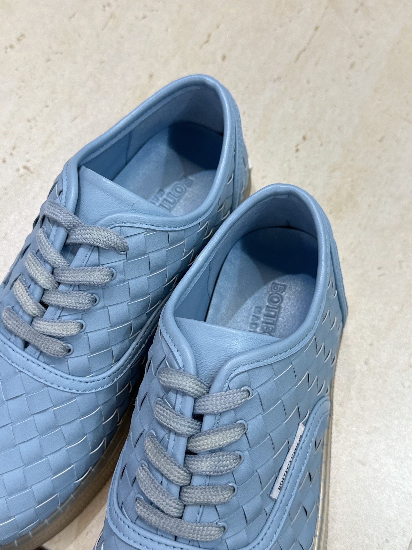 男+10Bottega Veneta 葆蝶家2026春夏情侣系列新款系带休闲运动鞋 BV字母logo平底