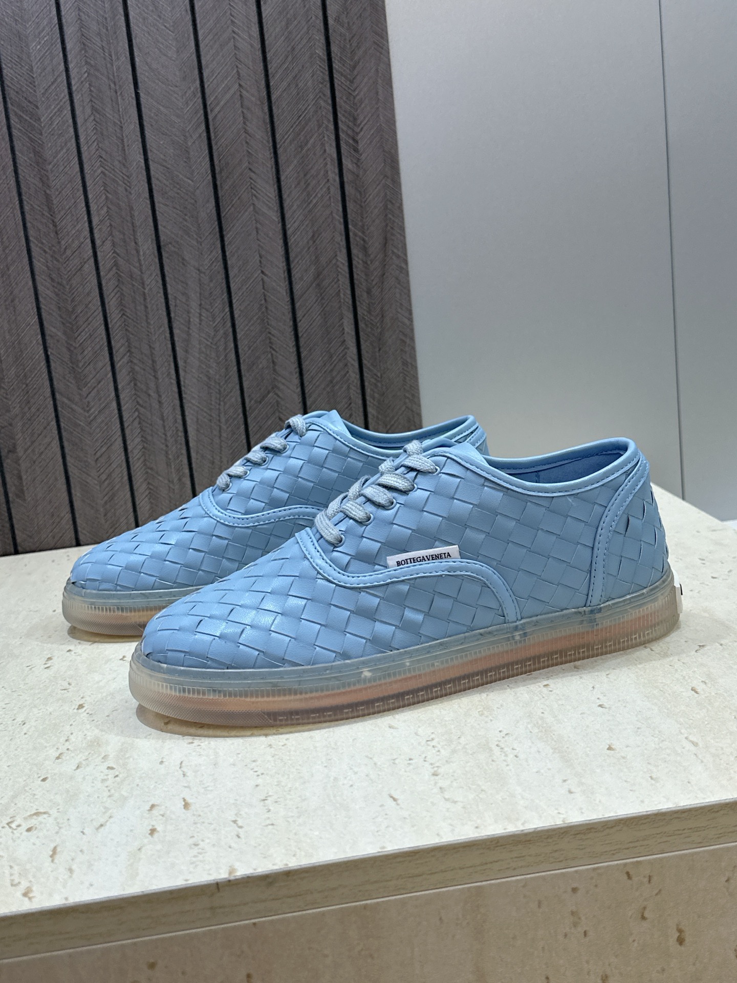 男+10Bottega Veneta 葆蝶家2026春夏情侣系列新款系带休闲运动鞋 BV字母logo平底