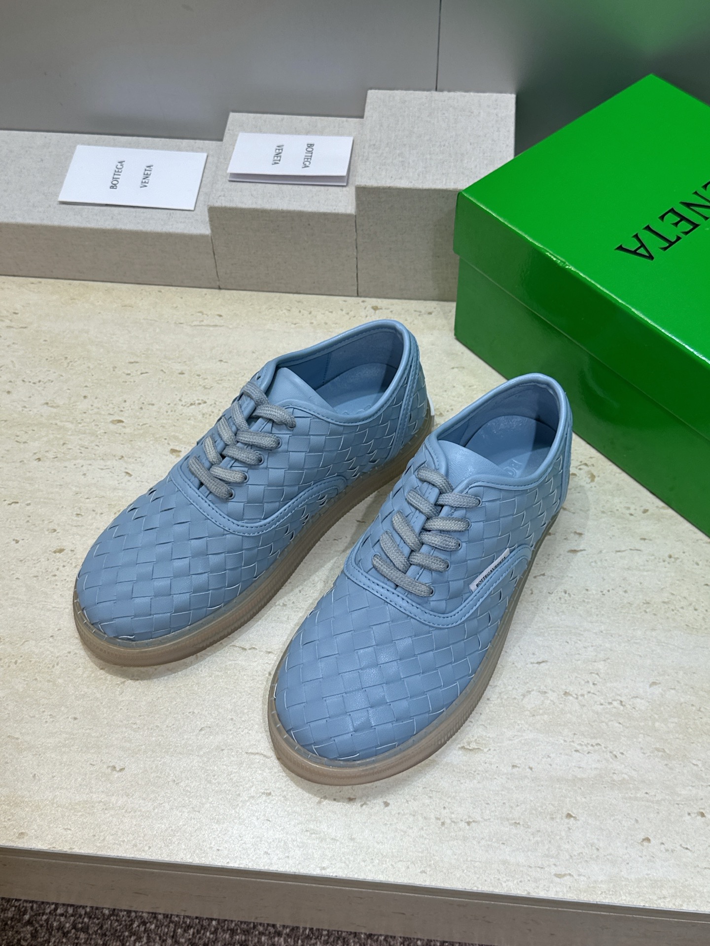 男+10Bottega Veneta 葆蝶家2026春夏情侣系列新款系带休闲运动鞋 BV字母logo平底