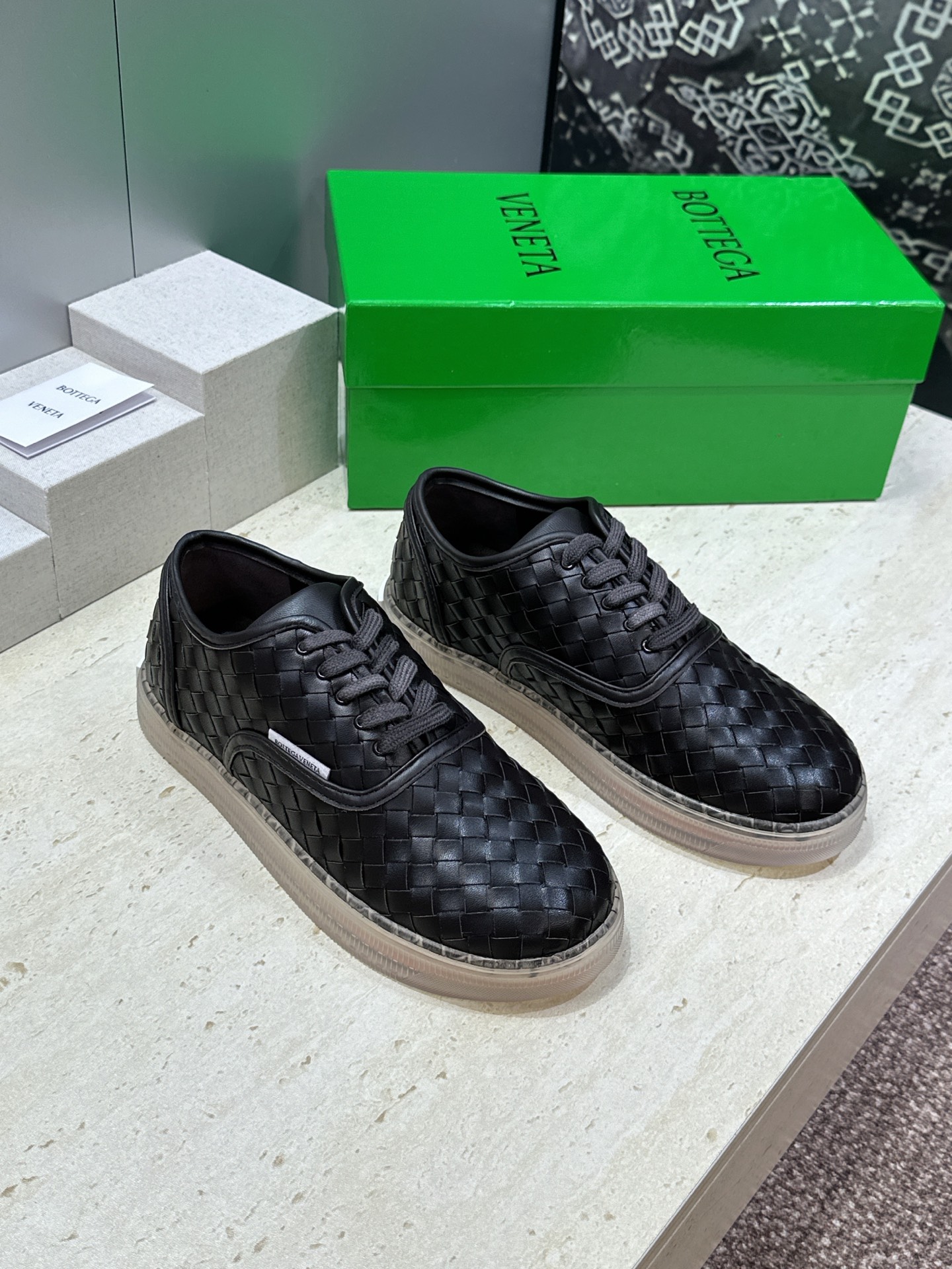 NO:905447,Men Bottega Veneta 2026 spring and summer couple series new lace-up casual sports shoes BV letter logo flat bottom round toe color-blocking woven white shoes Material: imported calfskin upper + water-dyed sheepskin lining + original open mold non-slip TPU outsole Size: Women's code 35-41 (40.41 customization is not returnable) Men's size 39-45 (45 customization is not returnable), casual shoes/sports shoes, Bottega  veneta,bottega veneta,bottega veneta,sneakers,cowhide,sheepskin19860909男 Bottega Veneta 葆蝶家2026春夏情侣系列新款系带休闲运动鞋 BV字母logo平底圆头拼色编织小白鞋 材质:鞋面进口小牛皮+水染羊皮内里+原版开模防滑TPU大底 Size : 女码 35-41(40.41定制不退换）  男码39-45(45定制不退换),休闲鞋/运动鞋,bottega veneta,bottega veneta,bottega veneta,sneakers,cowhide,sheepskin,Women's Shoes