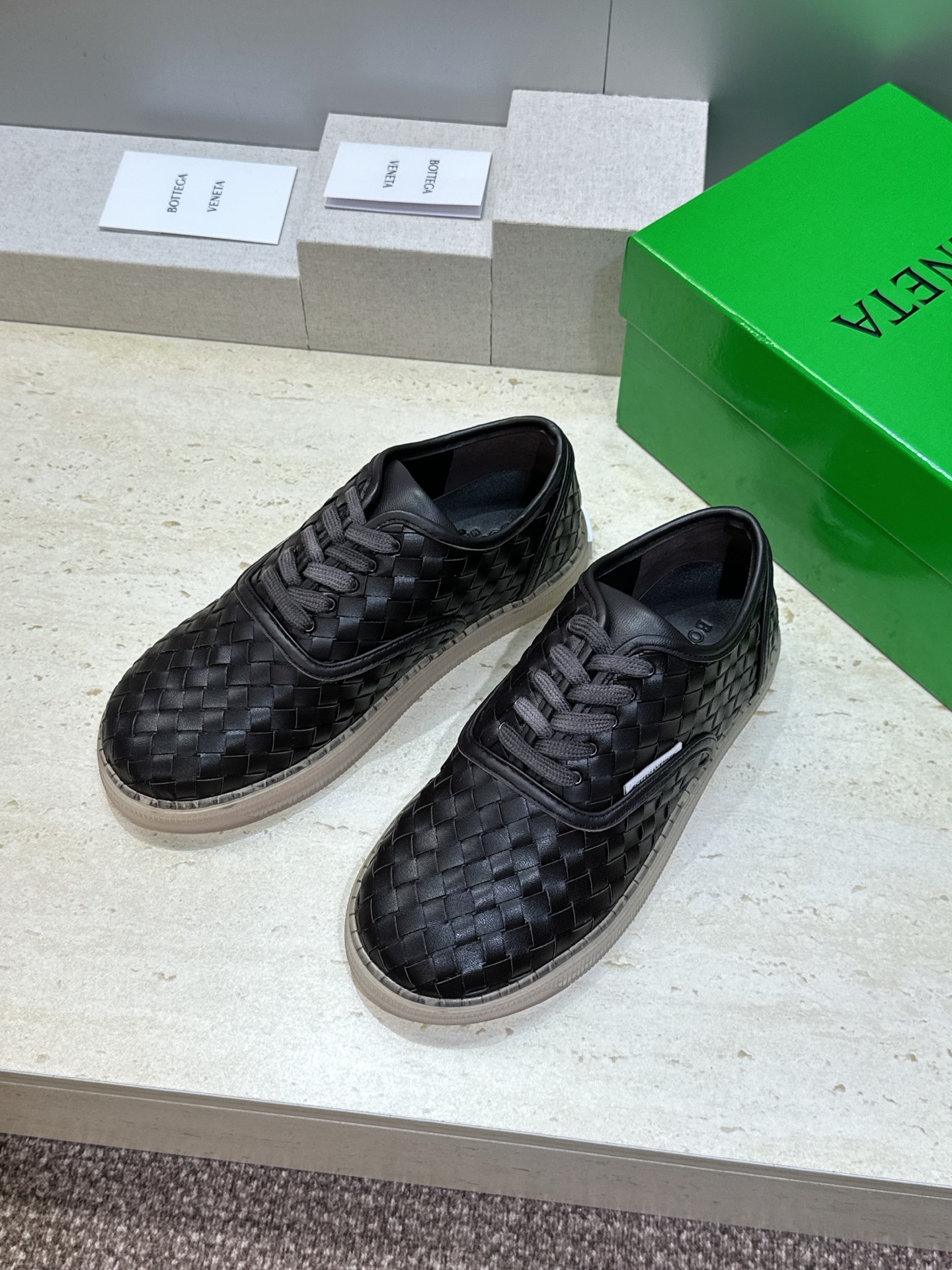 男+10Bottega Veneta 葆蝶家2026春夏情侣系列新款系带休闲运动鞋 BV字母logo平底