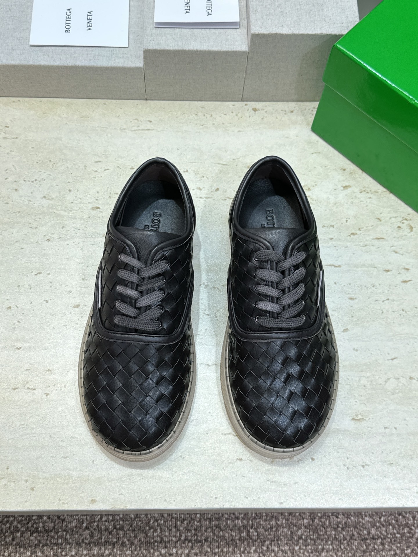 男+10Bottega Veneta 葆蝶家2026春夏情侣系列新款系带休闲运动鞋 BV字母logo平底