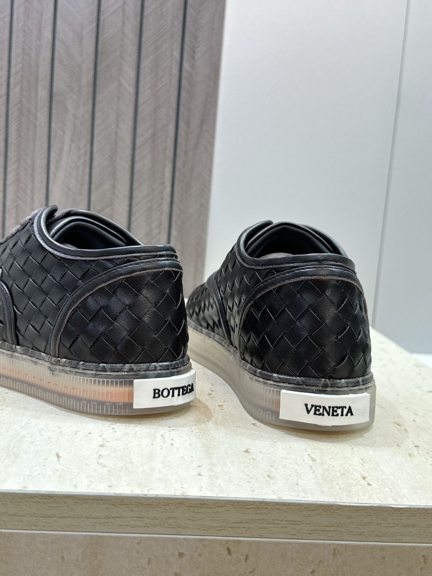 男+10Bottega Veneta 葆蝶家2026春夏情侣系列新款系带休闲运动鞋 BV字母logo平底