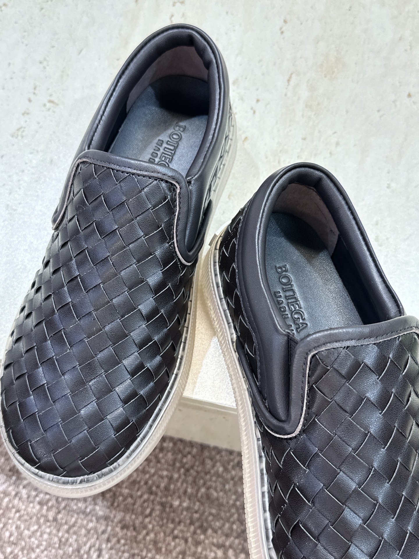 男+10Bottega Veneta 葆蝶家2026春夏情侣系列新款休闲运动小白鞋 BV字母logo平底