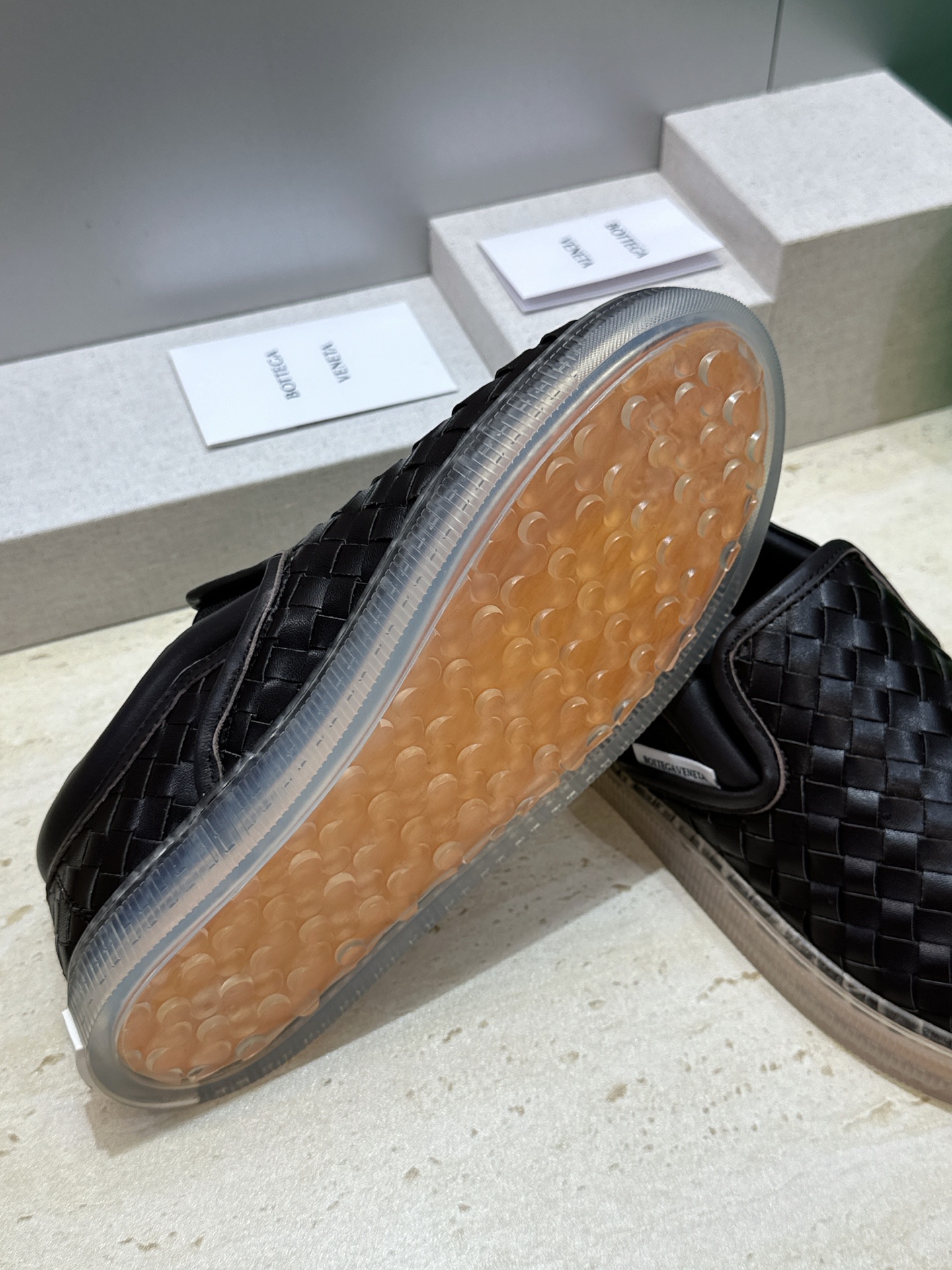 男+10Bottega Veneta 葆蝶家2026春夏情侣系列新款休闲运动小白鞋 BV字母logo平底