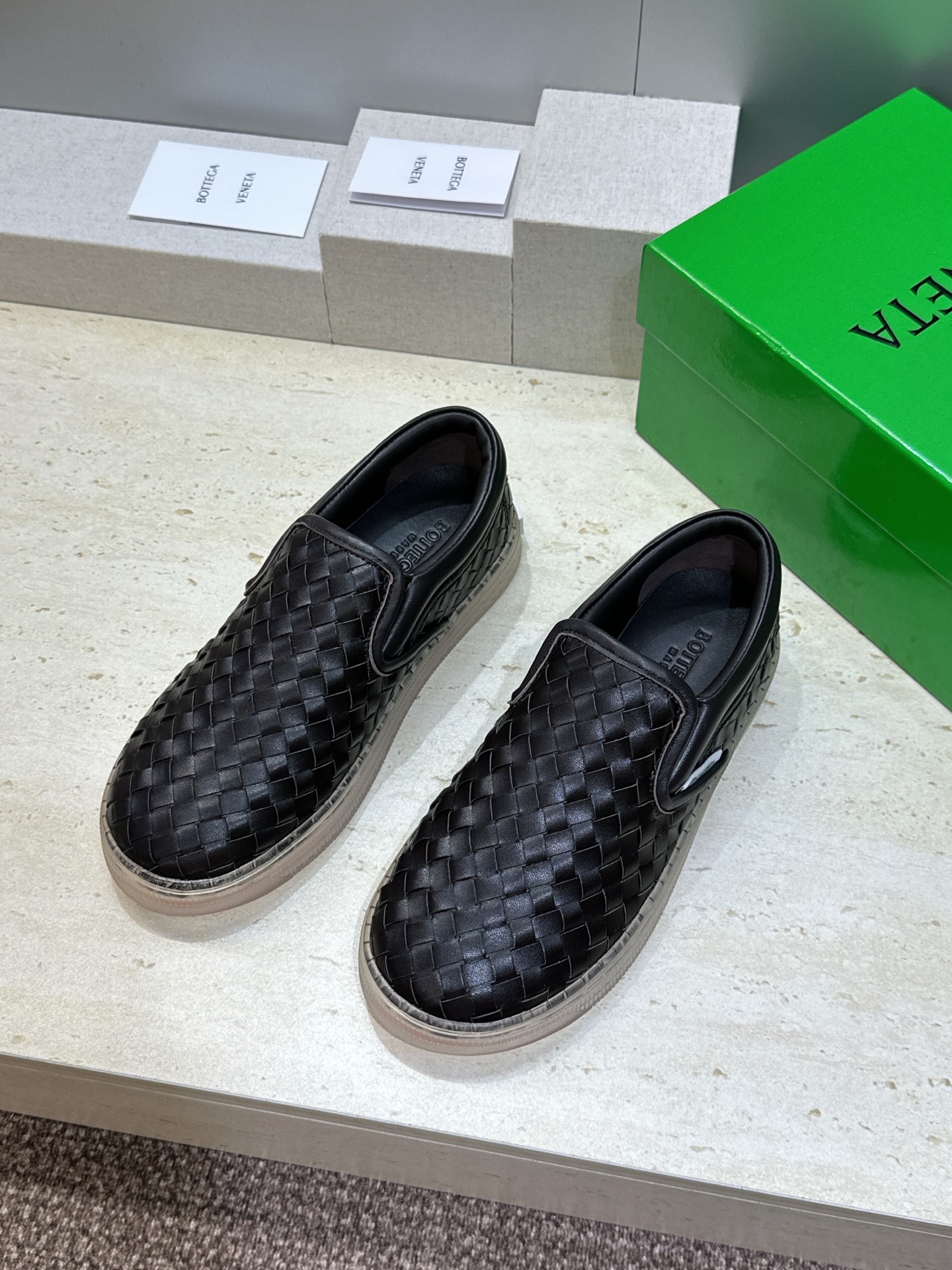男+10Bottega Veneta 葆蝶家2026春夏情侣系列新款休闲运动小白鞋 BV字母logo平底