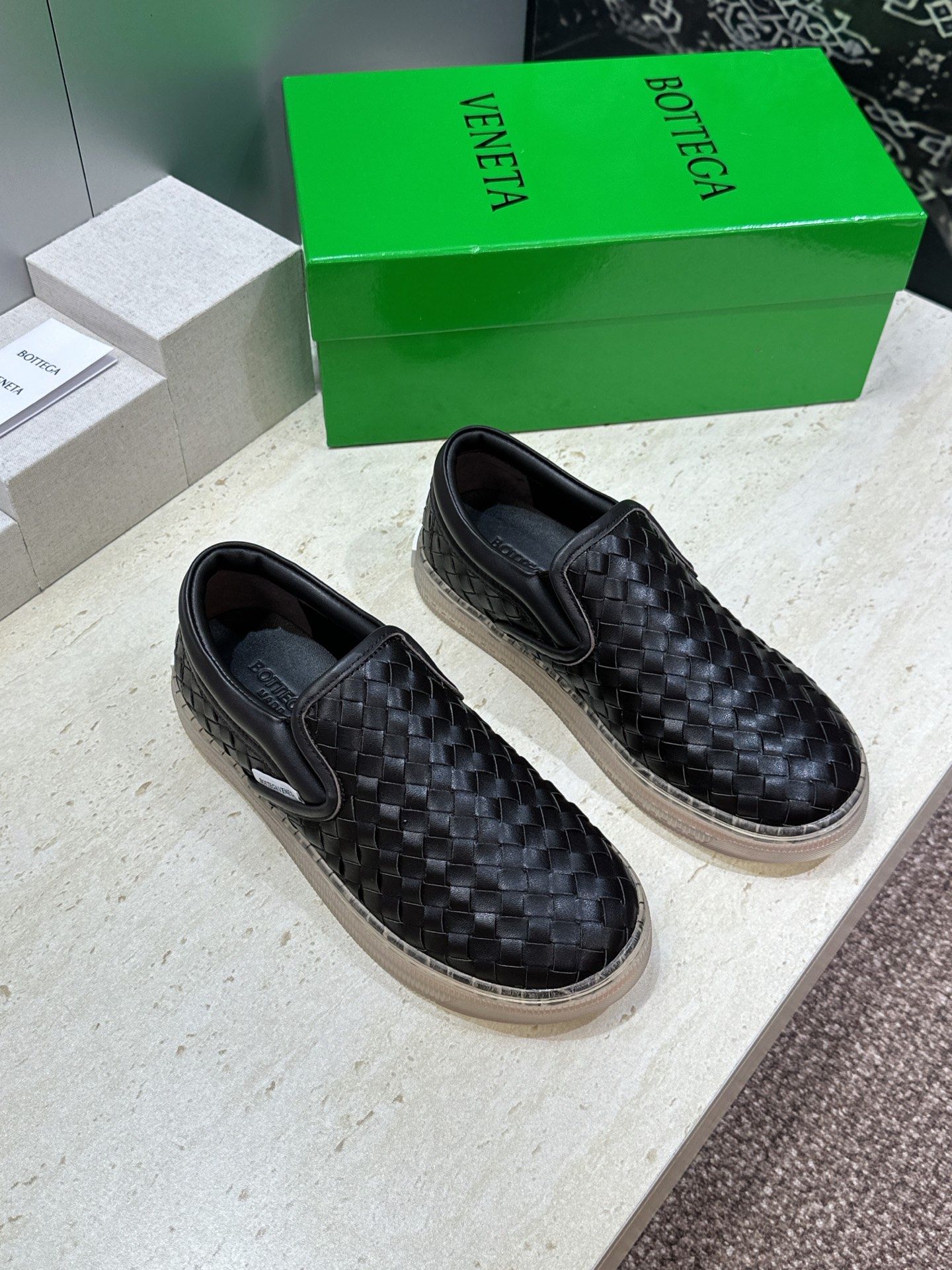男+10Bottega Veneta 葆蝶家2026春夏情侣系列新款休闲运动小白鞋 BV字母logo平底