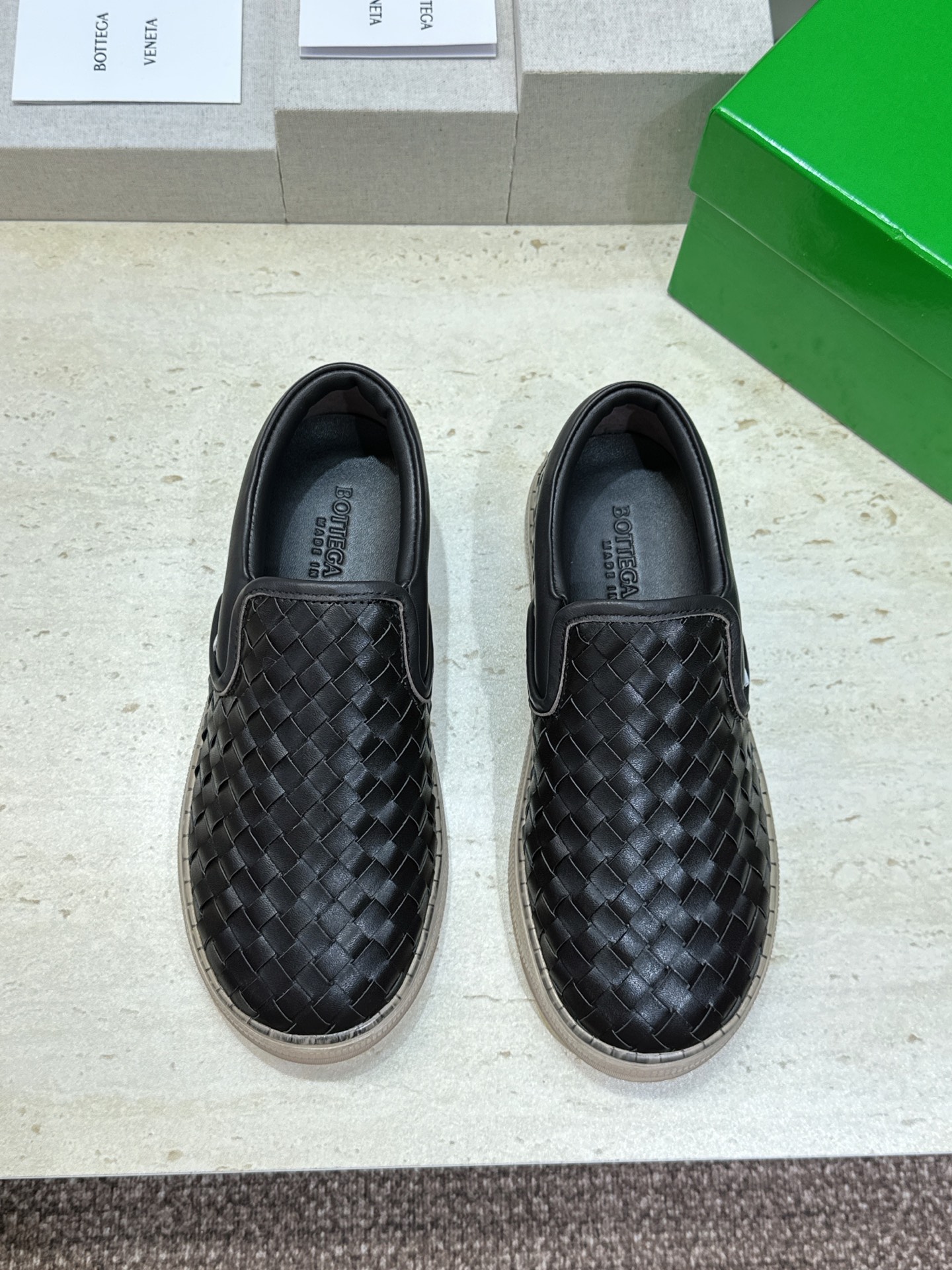 男+10Bottega Veneta 葆蝶家2026春夏情侣系列新款休闲运动小白鞋 BV字母logo平底