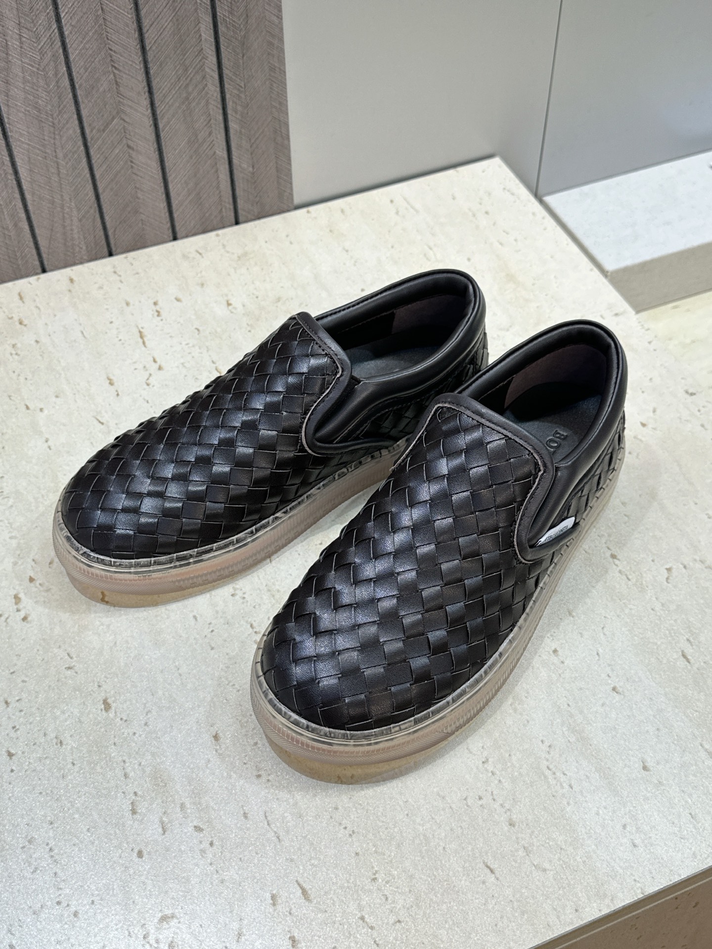 男+10Bottega Veneta 葆蝶家2026春夏情侣系列新款休闲运动小白鞋 BV字母logo平底