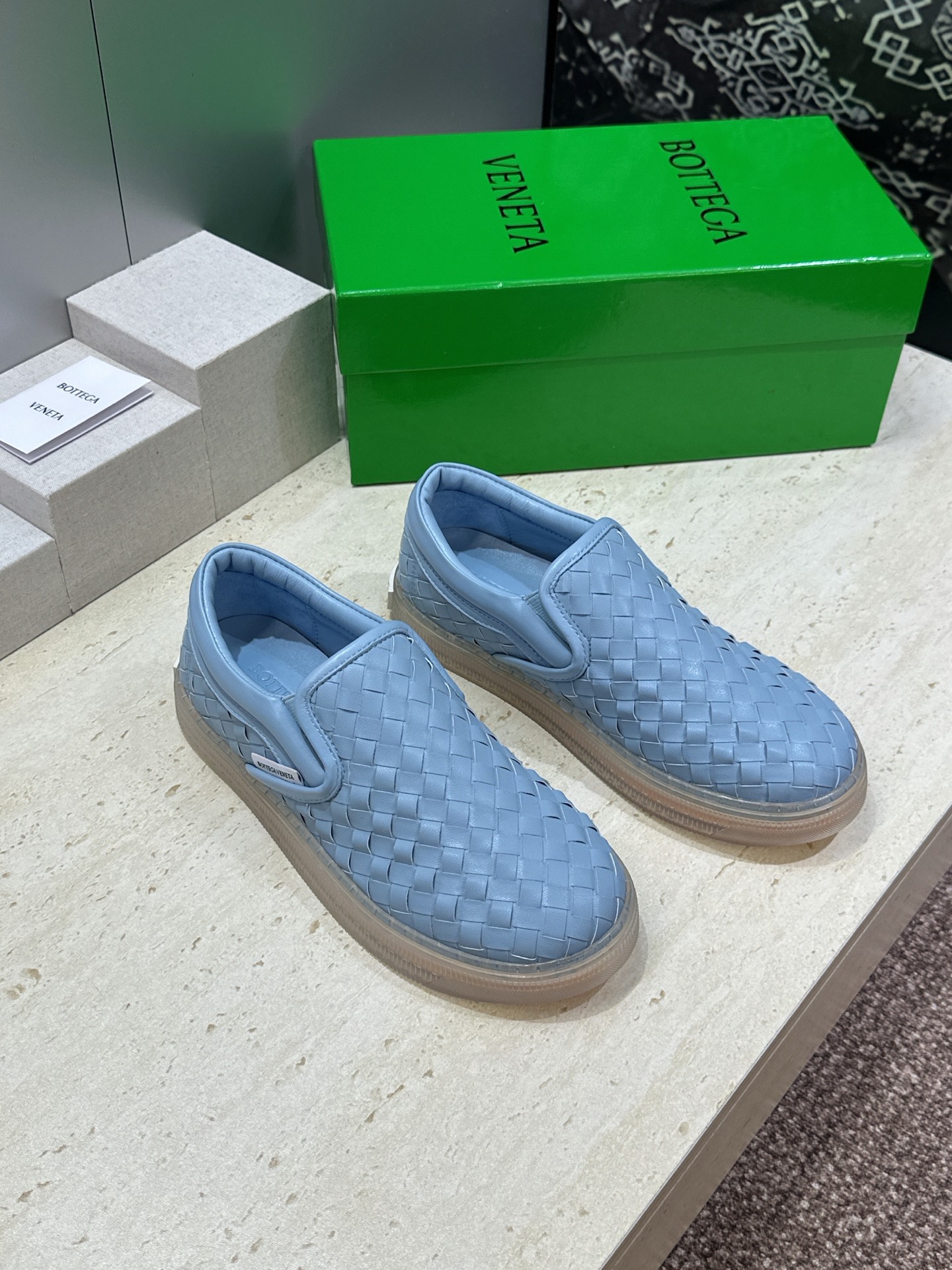 男+10Bottega Veneta 葆蝶家2026春夏情侣系列新款休闲运动小白鞋 BV字母logo平底
